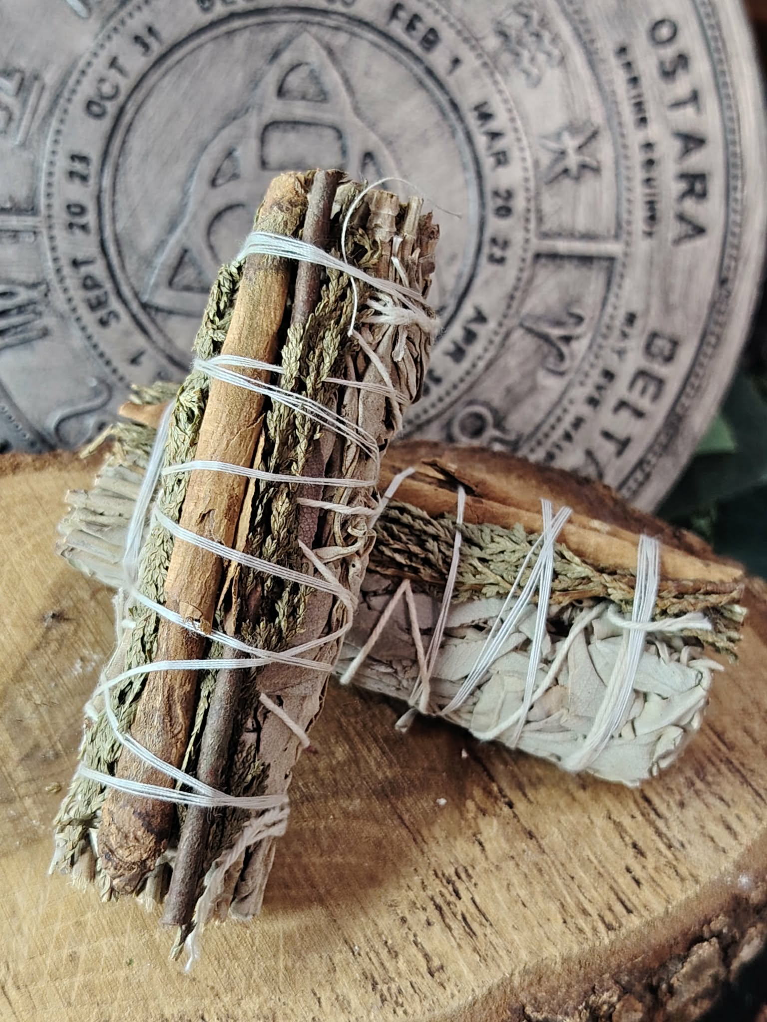 Détail du bâton de maculage sauge blanche, cèdre et cannelle, alliance végétale pour ancrage et protection symbolique.