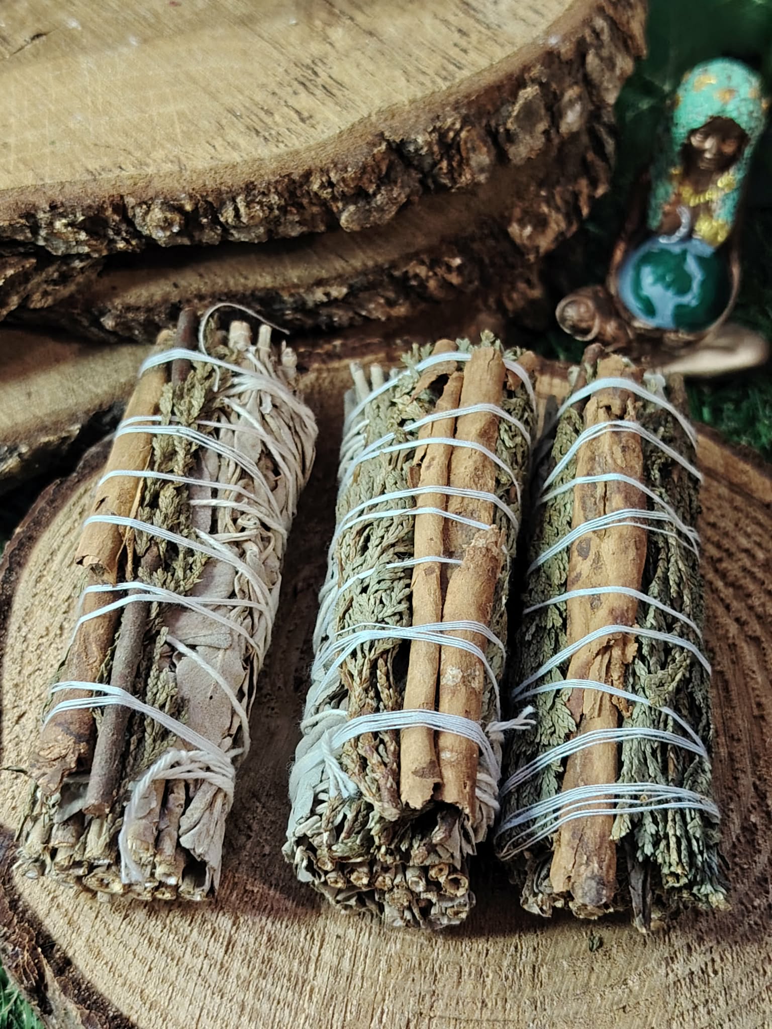 Bâton de maculage sauge blanche, cèdre et cannelle détouré sur fond blanc, mélange de plantes séchées pour purification.