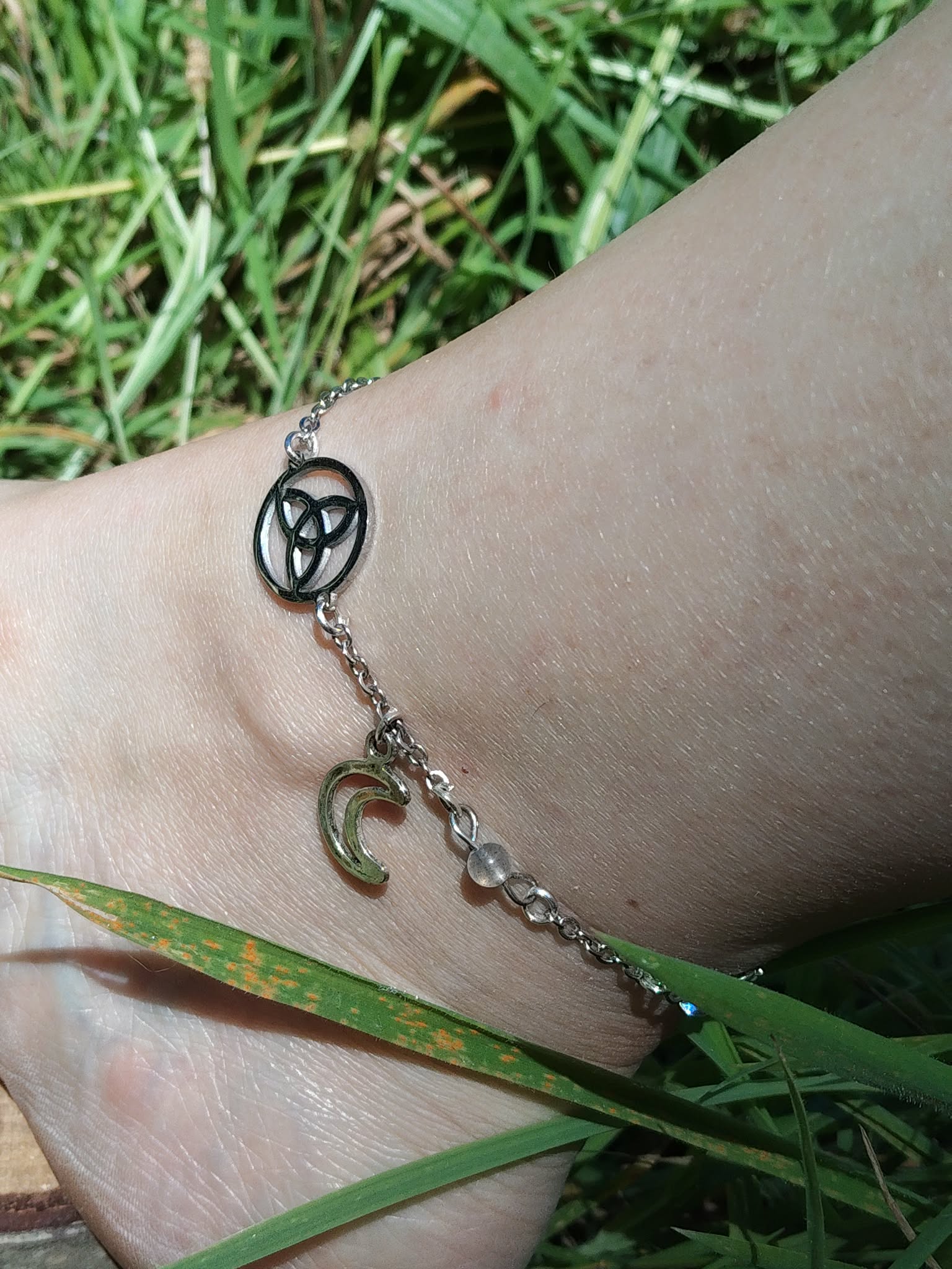 Chaîne de cheville triquetra lune en acier inoxydable, avec perles 4 mm de labradorite et aqua aura, création Magic Gaïa.