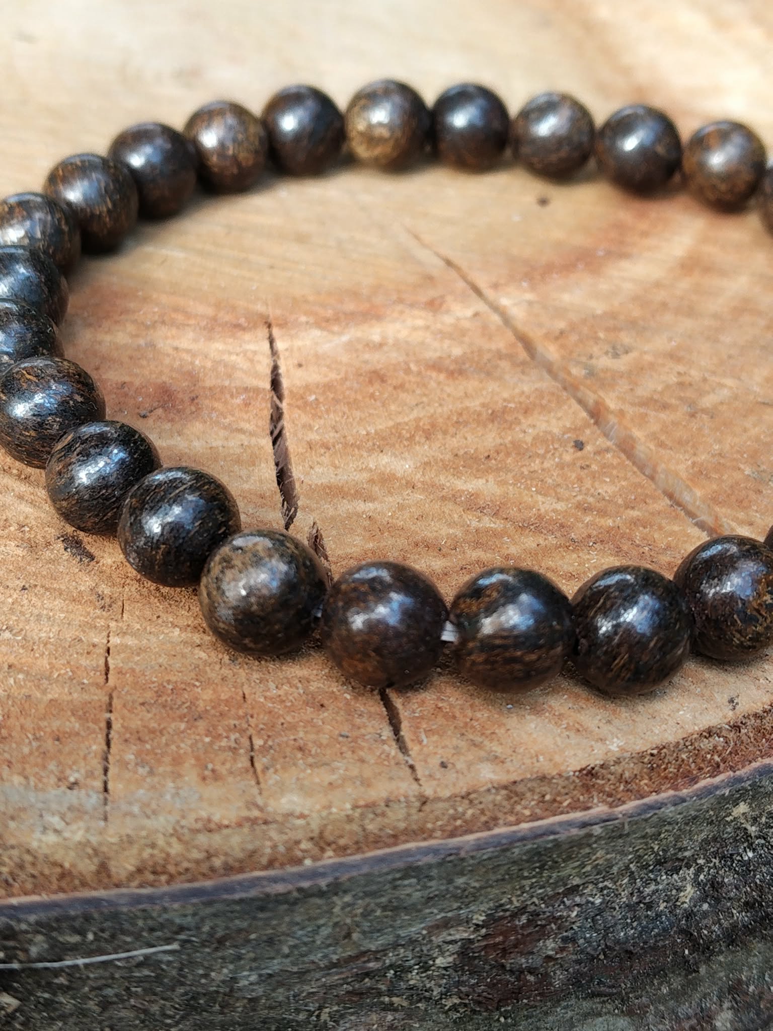 Bracelet en bronzite présenté avec un style naturel Magic Gaïa, pierre de protection symbolique aux reflets chauds et profonds.