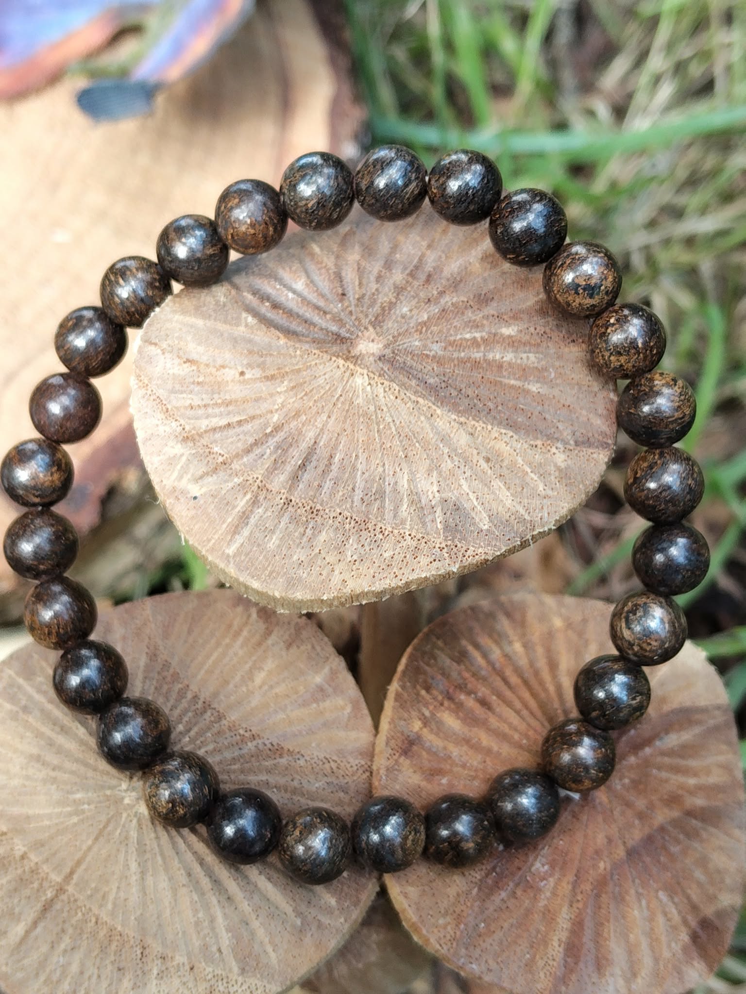 Détail du bracelet en bronzite naturelle, perles polies avec éclats mordorés, bijou énergétique pour recentrage et lucidité.