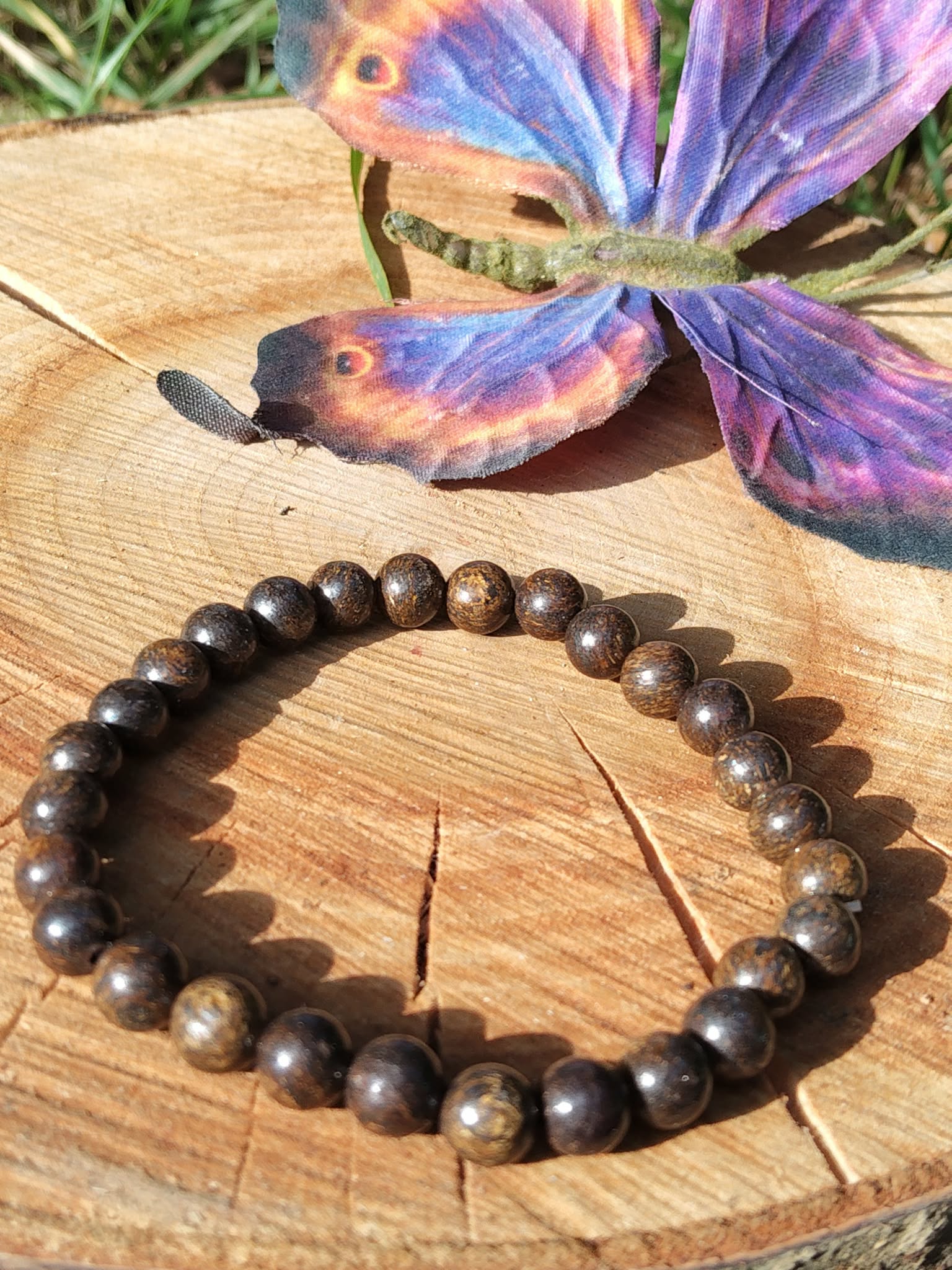 Perles de bronzite naturelle en bracelet, nuances chocolat, bronze et doré sombre pour accompagner paix intérieure et force calme.