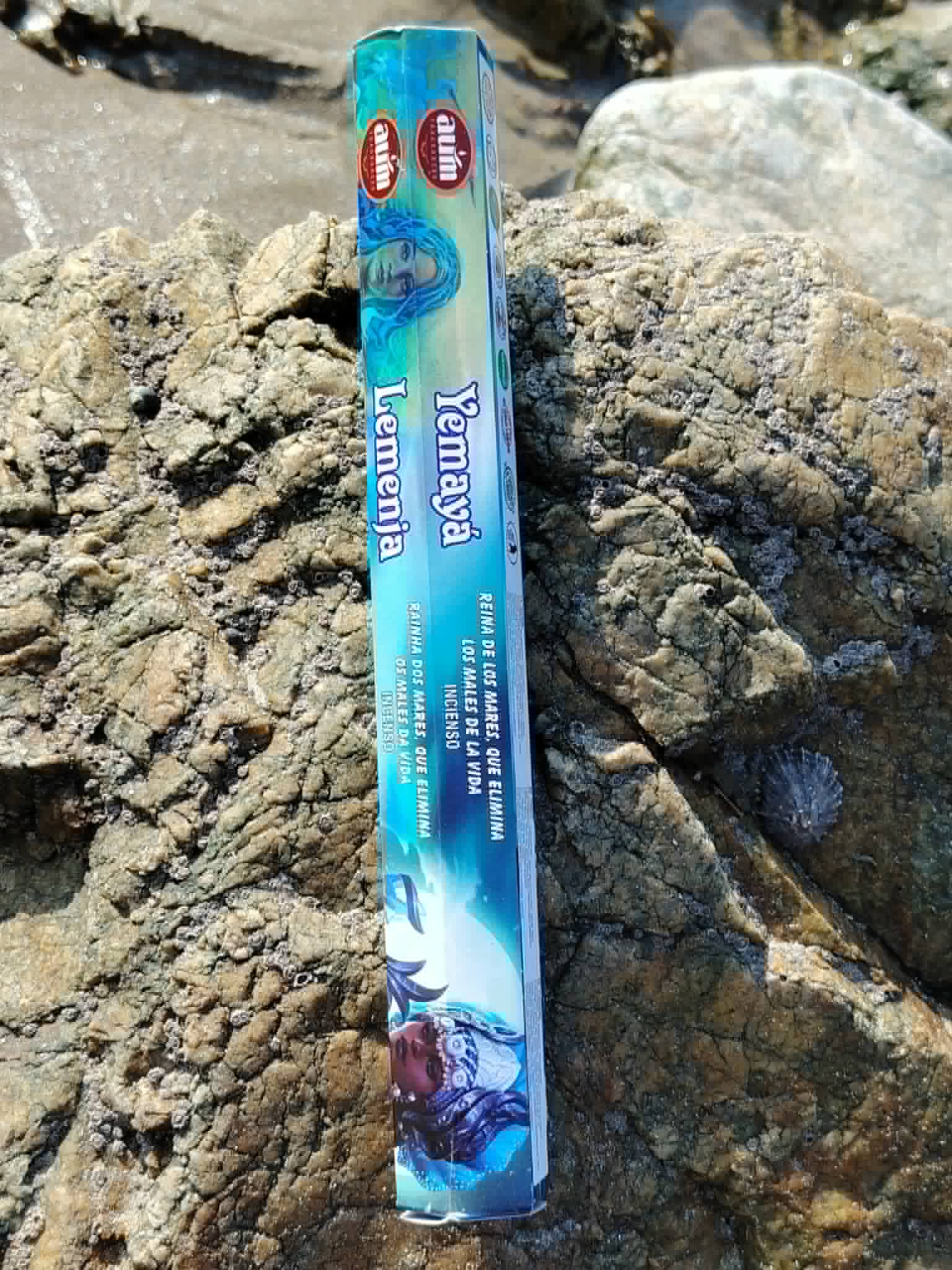 Encens AUM Yemayá Iemanjá en décor côtier naturel, boîte bleue associée à la douceur marine et au lâcher-prise.