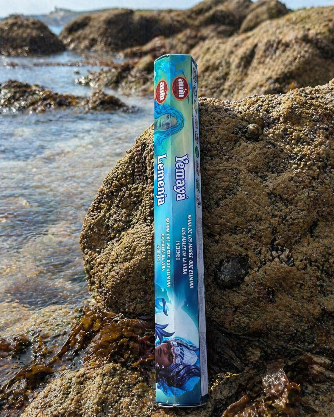 Encens AUM Yemayá Iemanjá reine des mers, boîte bleue avec figure marine et bâtonnets, pour rituel d’apaisement et fraîcheur parfumée.