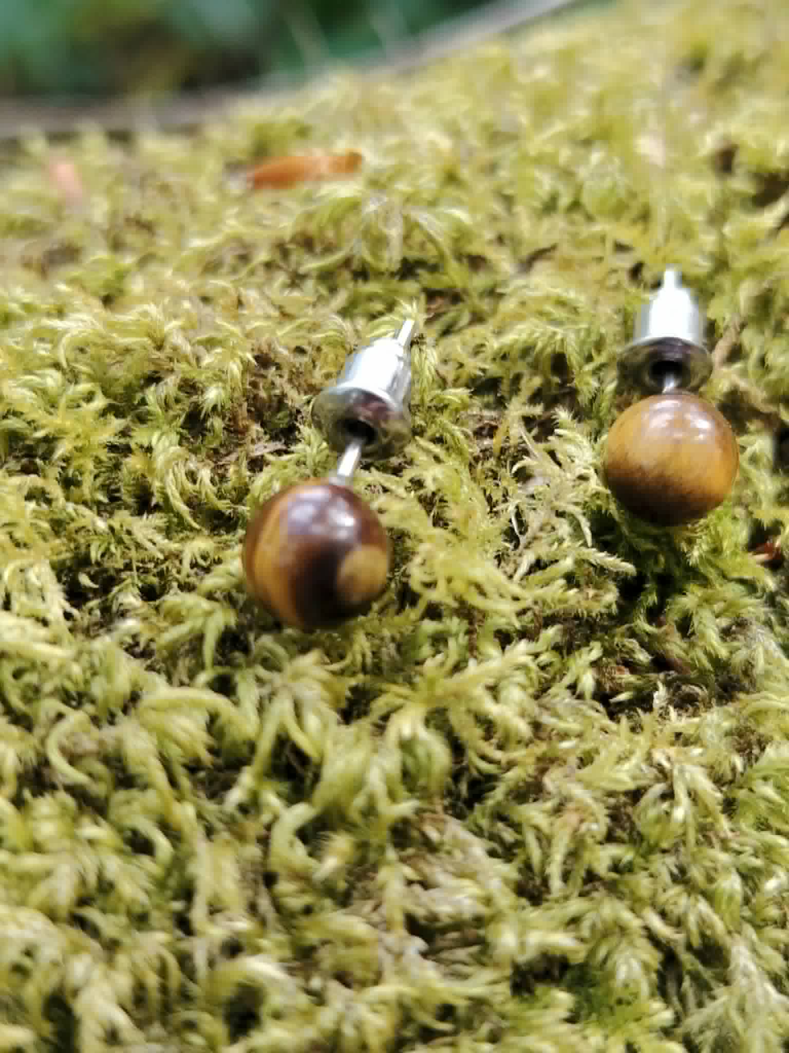 Boucles puces œil de tigre 6 mm en décor végétal, reflets dorés pour ancrage, clarté intérieure et assurance.