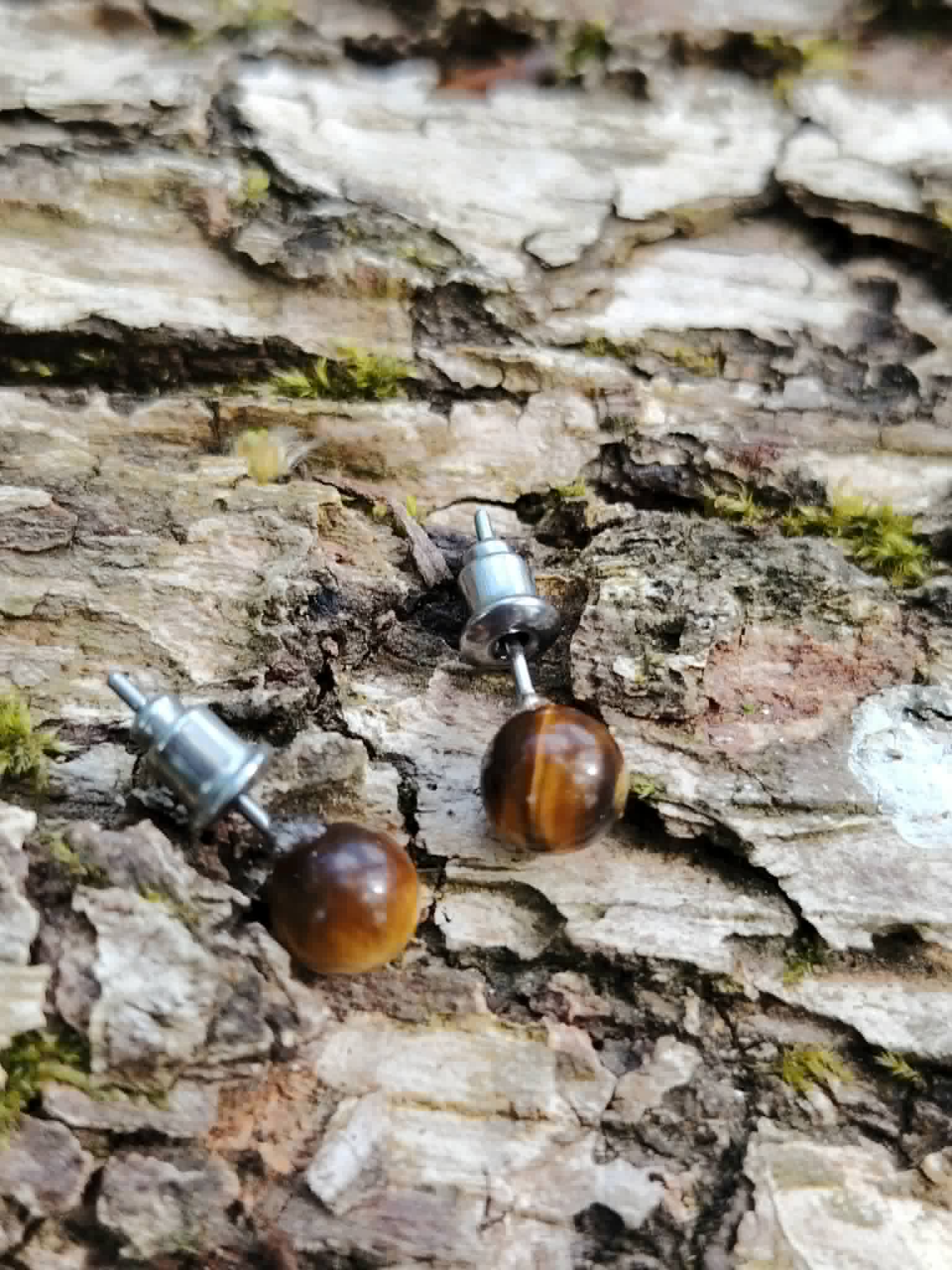 Boucles d’oreilles puces œil de tigre 6 mm en acier inoxydable, perles brunes aux reflets dorés pour bijou discret.