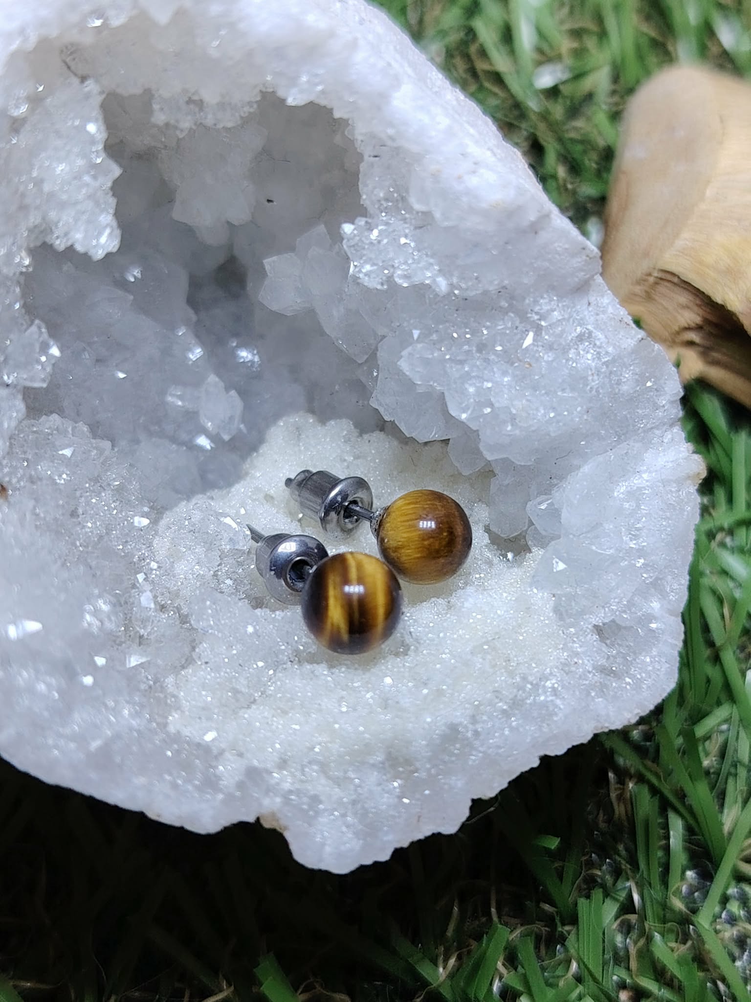 Boucles puces en œil de tigre naturel posées sur mousse, perles lumineuses brun doré avec montage en acier inoxydable.