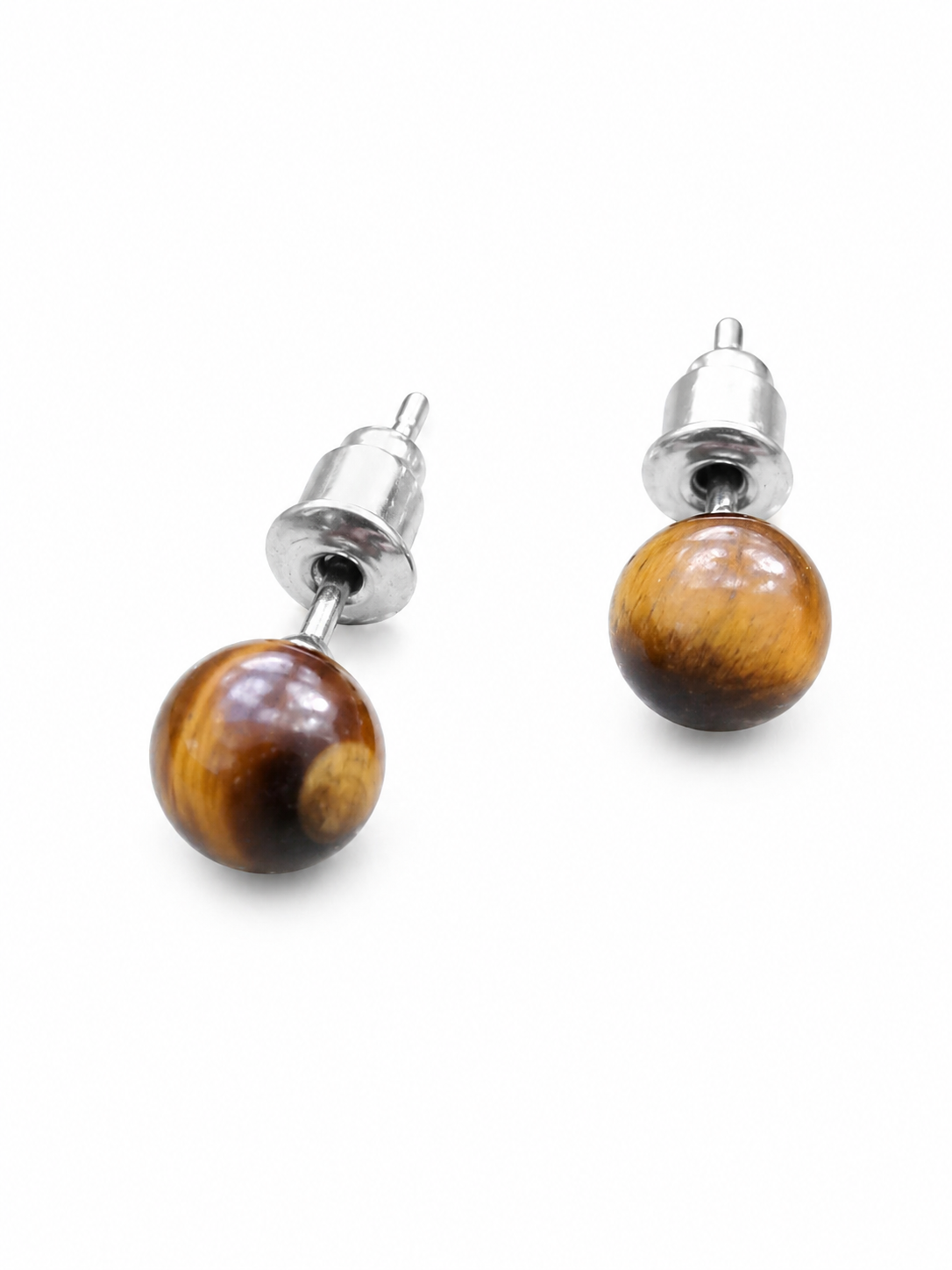 Paire de puces en œil de tigre 6 mm sur fond blanc, petites pierres rondes brun miel avec éclats dorés et tiges argentées.