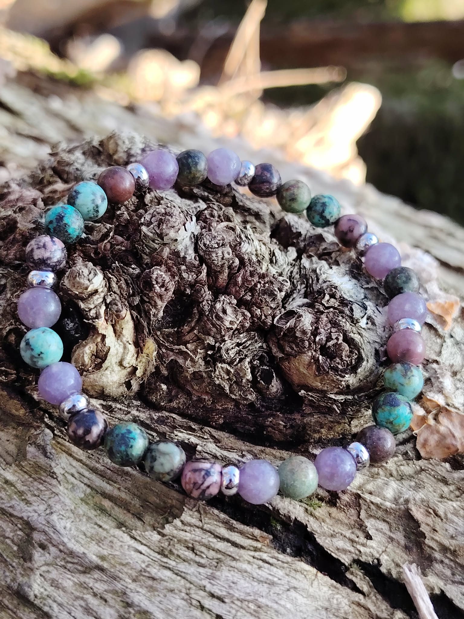 Bracelet en tourmaline rose, rhodonite et turquoise africaine sur décor naturel, perles 6 mm pour apaisement et compassion.