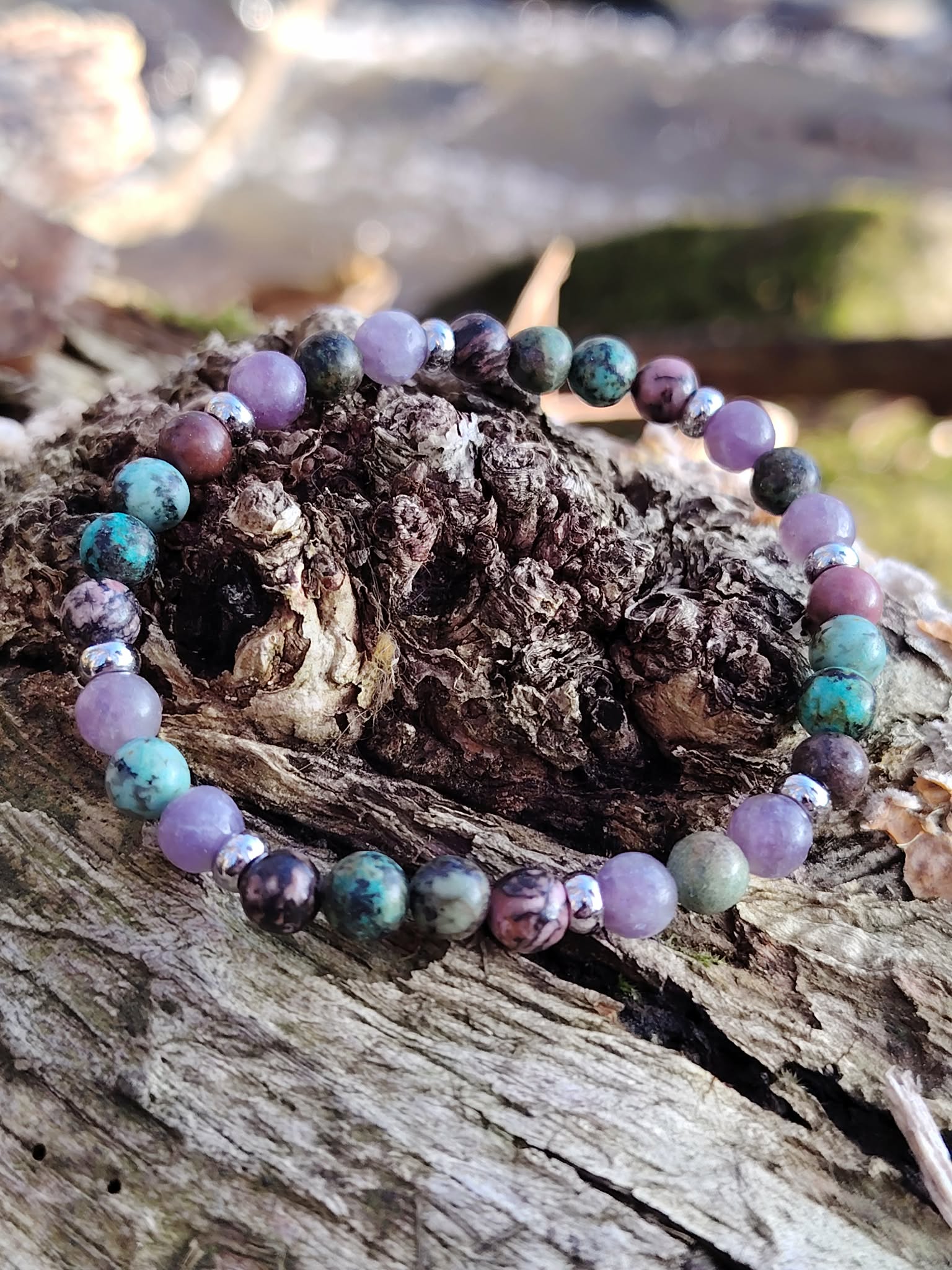 Détail du bracelet équilibre émotionnel, nuances roses et vert bleuté pour amour de soi, calme du cœur et équilibre intérieur.