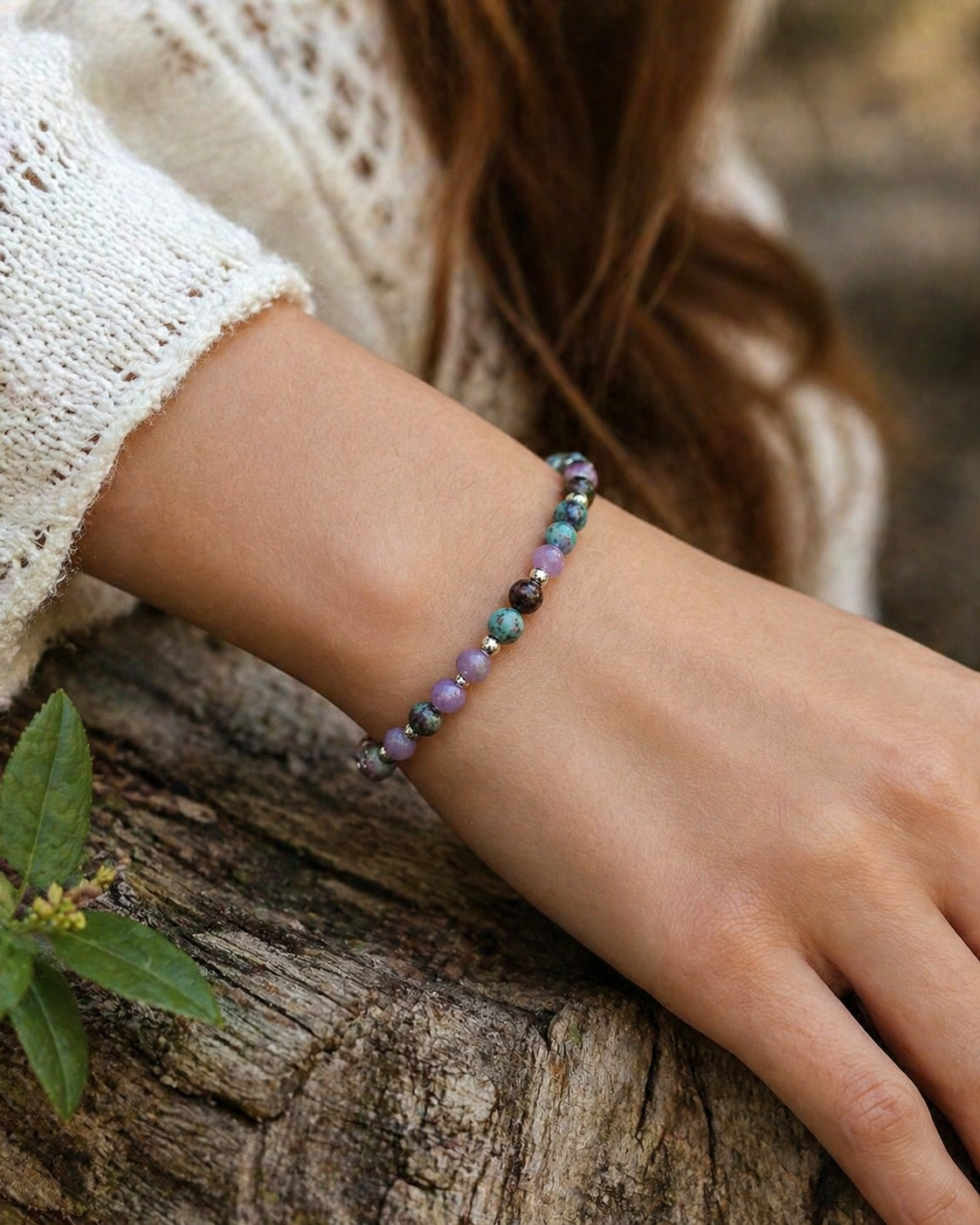 Bracelet équilibre émotionnel porté au poignet, perles roses et bleu vert pour douceur intérieure, amour de soi et stabilité émotionnelle.