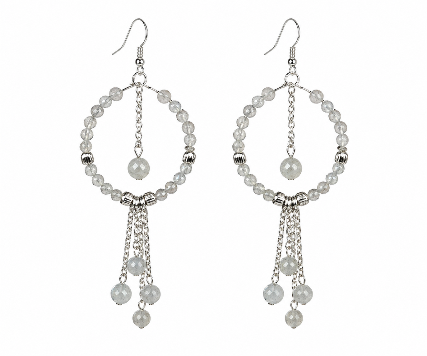 Boucles d’oreilles créoles labradorite sur fond blanc, version argentée avec perles grises, chaînettes et pierre suspendue.