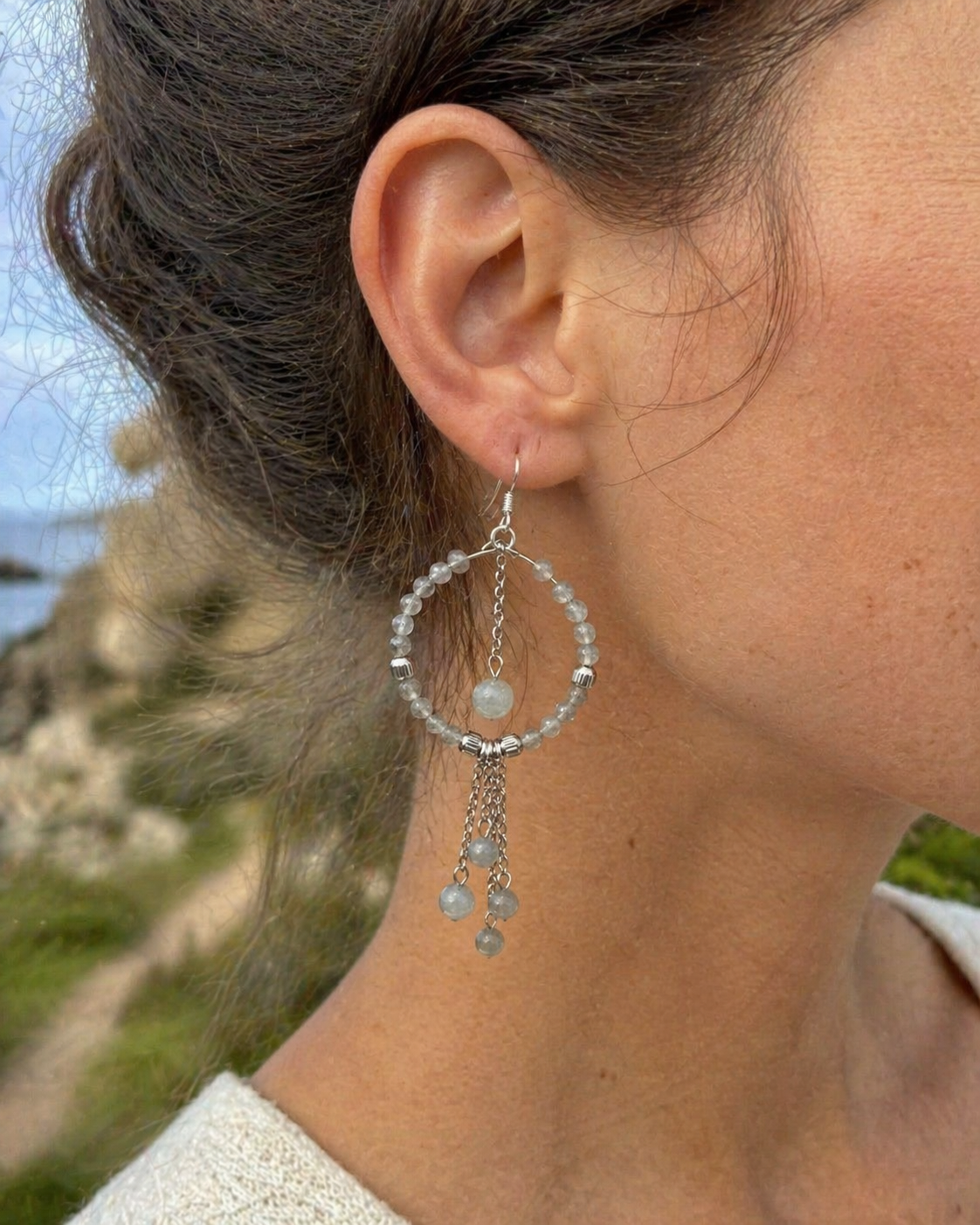 Créole création Magic Gaïa labradorite argentée portée en bord de mer breton, chaîne fine et perles facettées pour intuition et éclat intérieur.