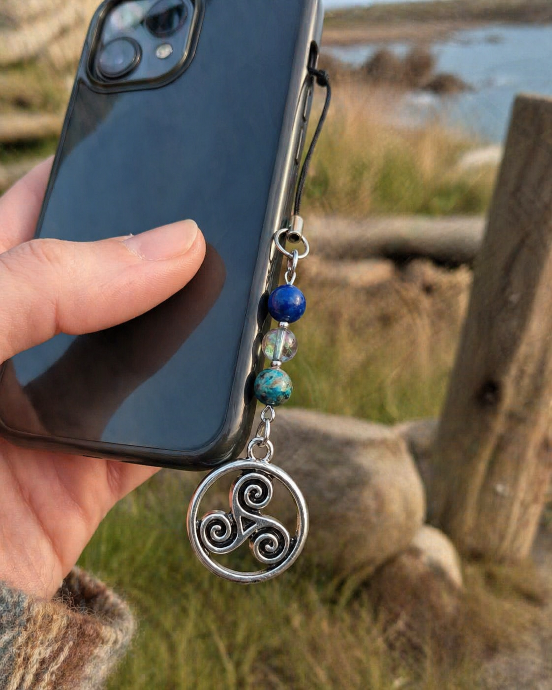 Bijou de téléphone accroché à une coque, création Magic Gaïa aux nuances bleues pour expression plus fluide, apaisement et équilibre.