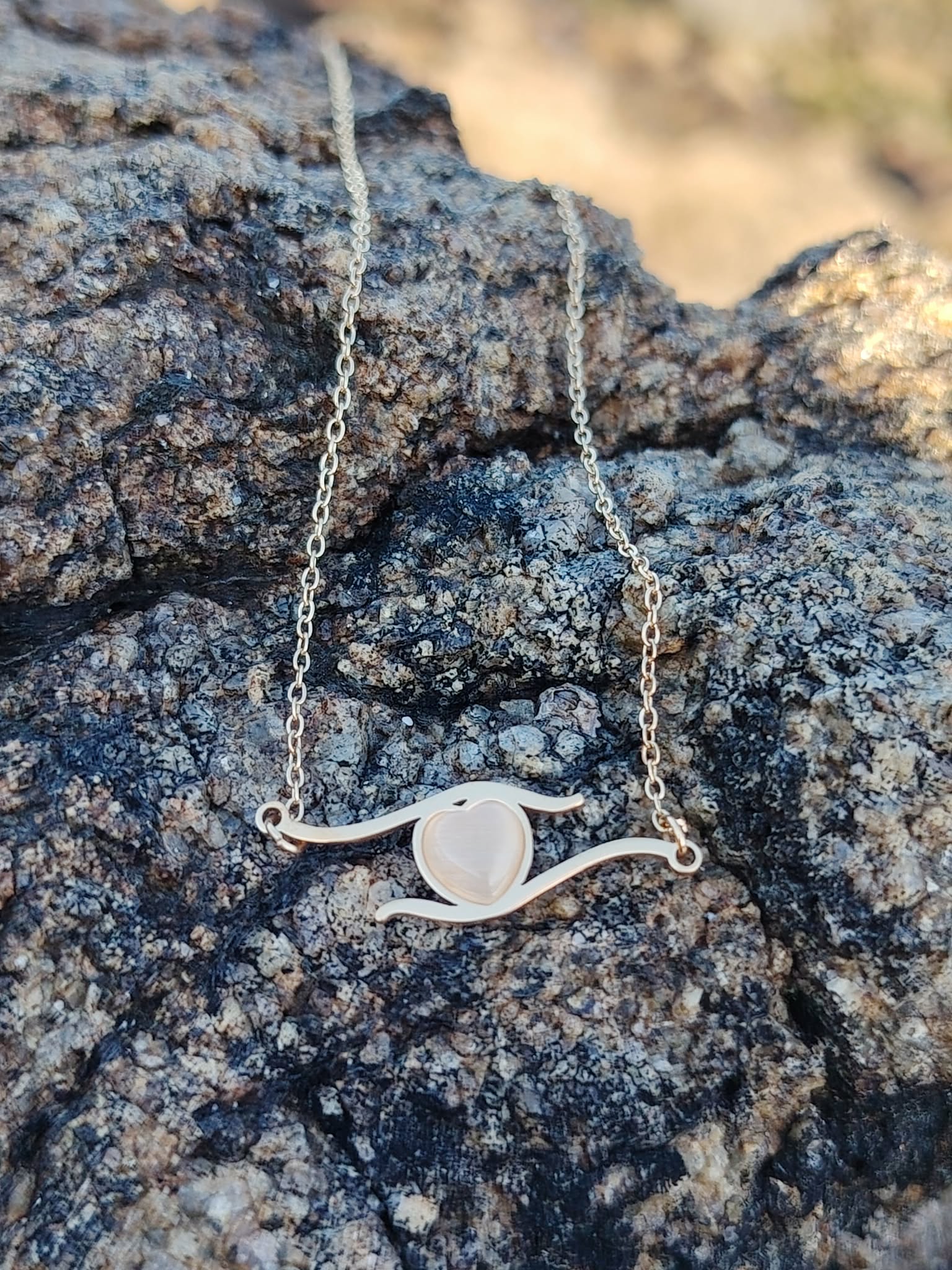 Collier cœur acier inoxydable doré rose sur pierre naturelle, sélection Magic Gaïa pour tendresse et élégance quotidienne.