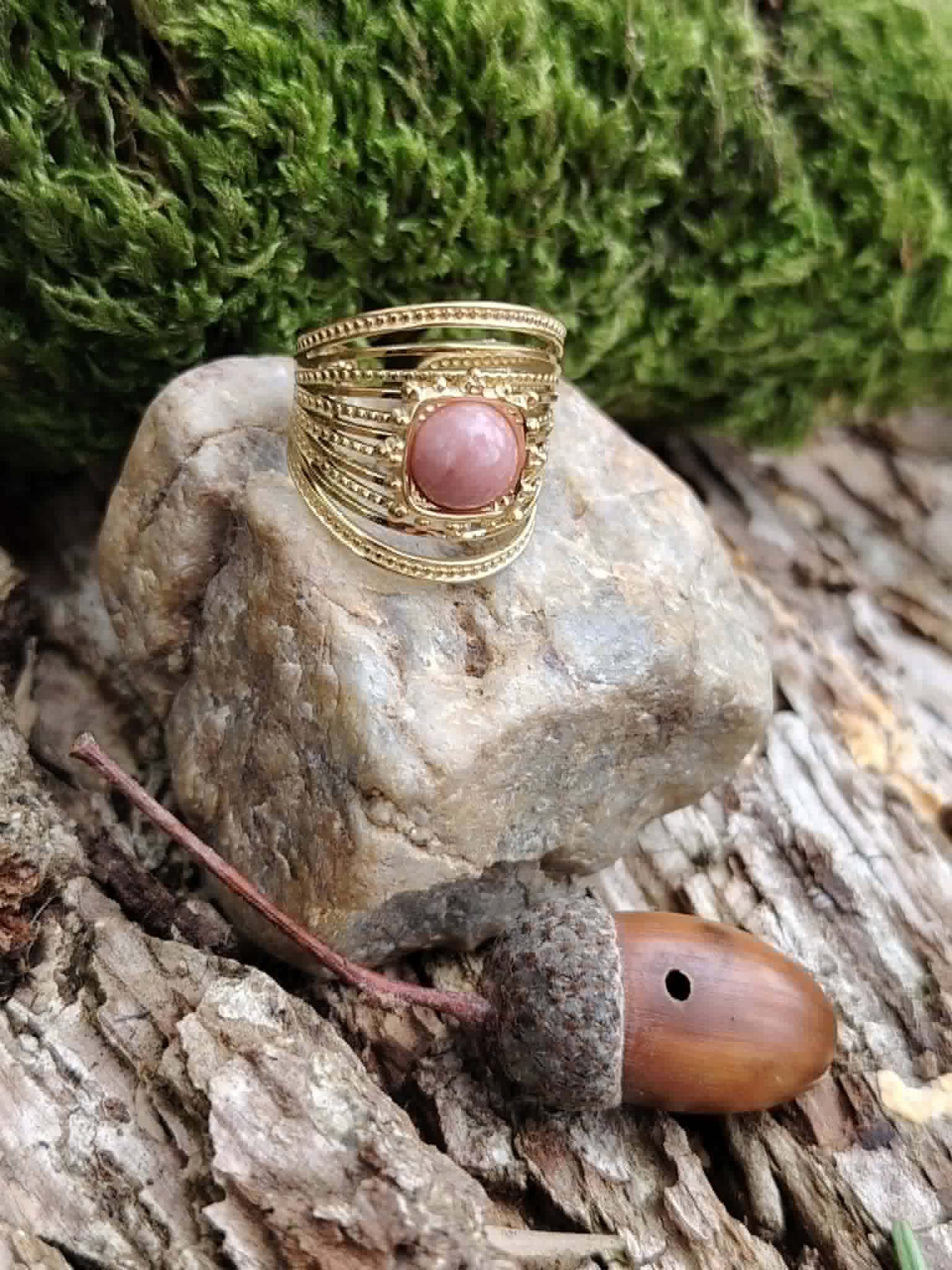 Bague dorée ajustable en acier inoxydable avec pierre rose, design multi-rangs au style féminin et élégant.