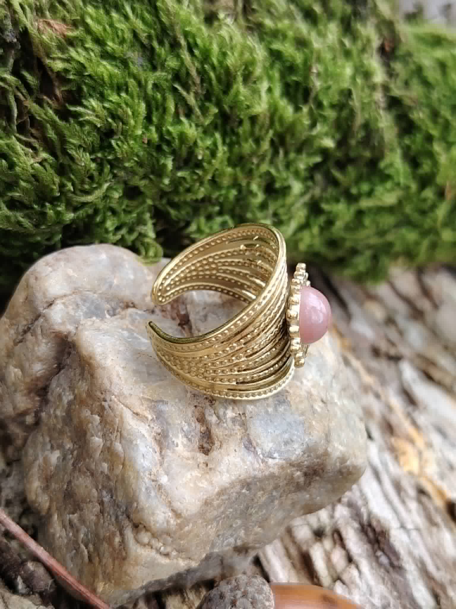 Bague dorée pierre rose présentée en vue rapprochée, anneau ajustable en acier inoxydable au rendu chic et tendre.