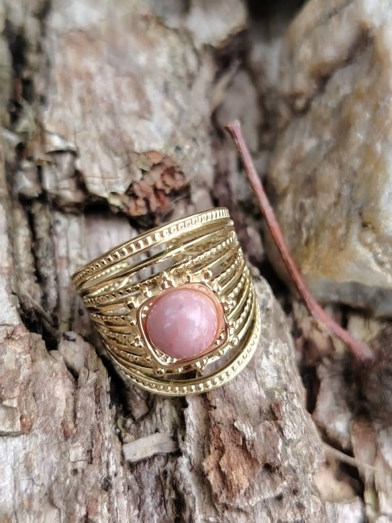 Bague ajustable dorée avec cabochon rose, bijou féminin en acier inoxydable pour élégance et douceur au quotidien.