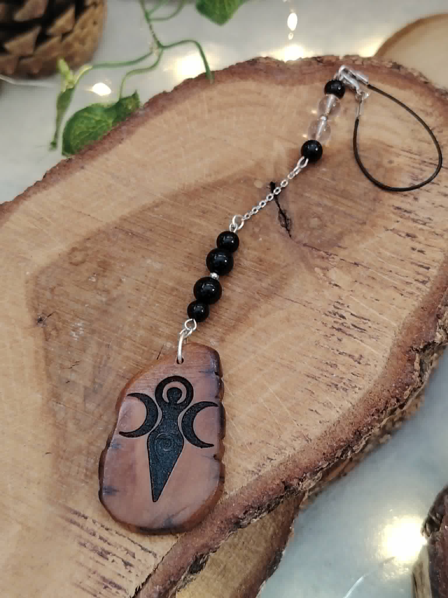 Bijou de rétroviseur réversible Magic Gaïa face Gaïa sur tranche de bois, tourmaline noire et cristal de roche pour ancrage et clarté.