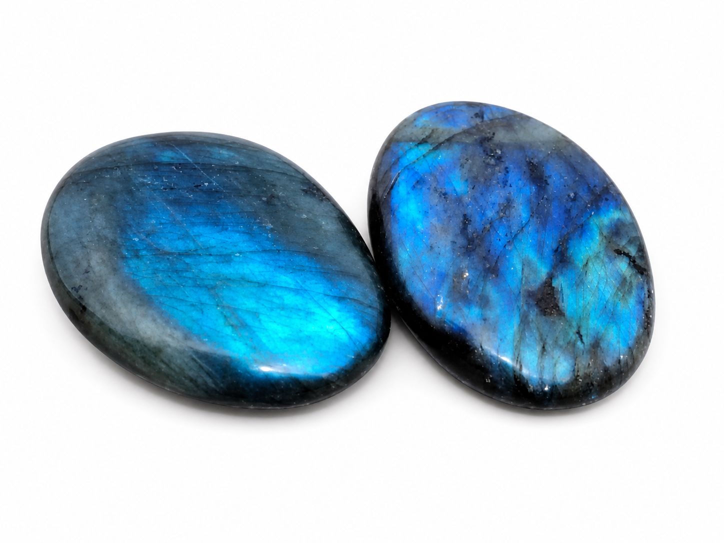 Galets de labradorite détourés sur fond blanc, surface polie et labradorescence bleue pour une fiche produit claire.