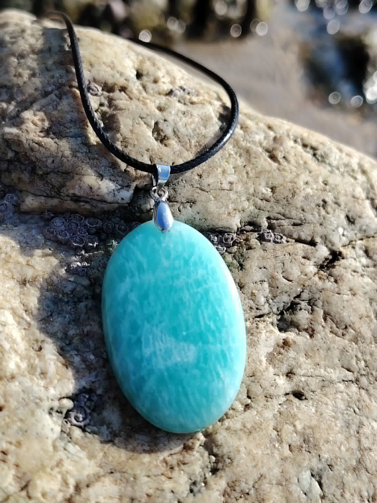 Pendentif en Amazonite du Pérou sur pierre côtière, reflets bleu lagon pour sérénité et soutien dans les transitions.