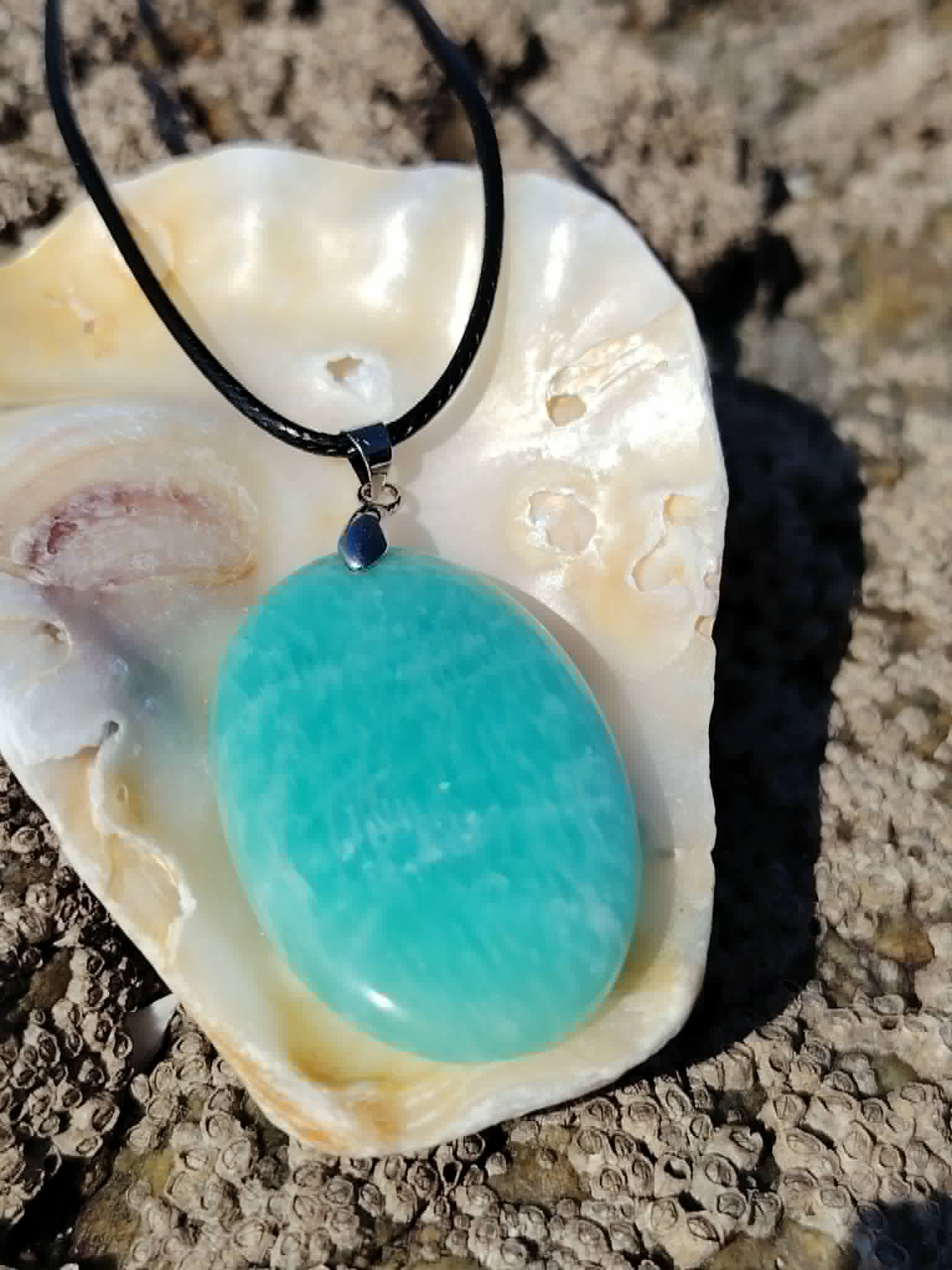 Amazonite ovale sur coquille nacrée, pendentif naturel aux nuances turquoise pour expression douce et recentrage.