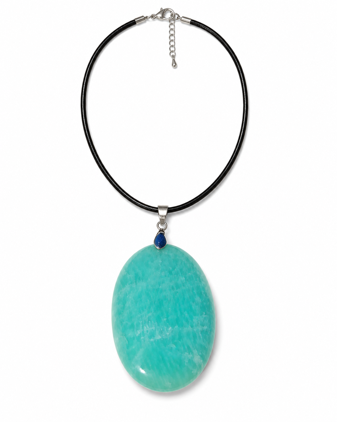 Pendentif Amazonite ovale détouré sur fond blanc, pierre naturelle du Pérou avec bélière argentée et cordon de présentation.