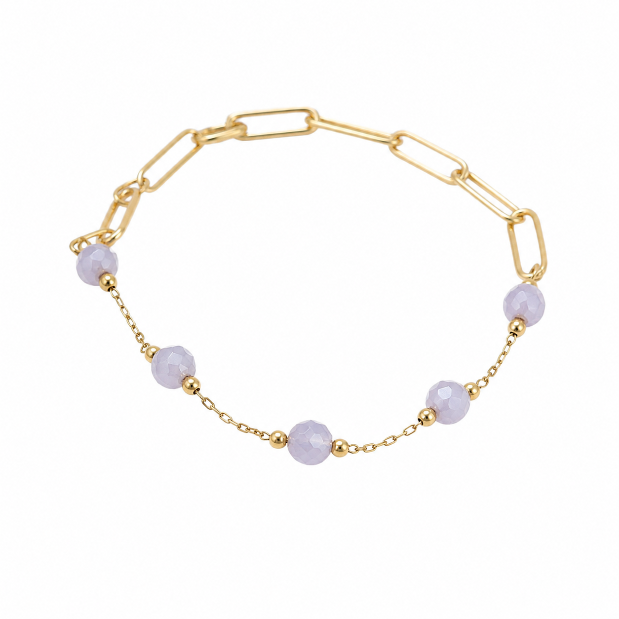 Bracelet doré acier inoxydable détouré sur fond blanc, maillons ovales et perles violettes au style raffiné.