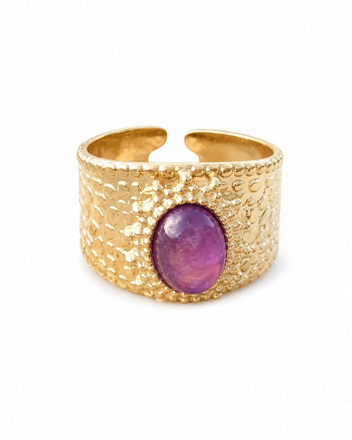 Bague dorée ajustable Améthyste détourée sur fond blanc, large anneau texturé en acier inoxydable et cabochon violet.