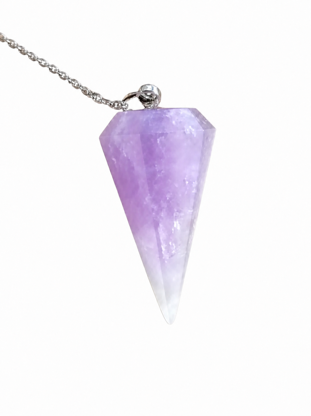 Pendule Améthyste détouré sur fond blanc, chaîne argentée et pointe mauve pour divination douce et clarté intérieure.