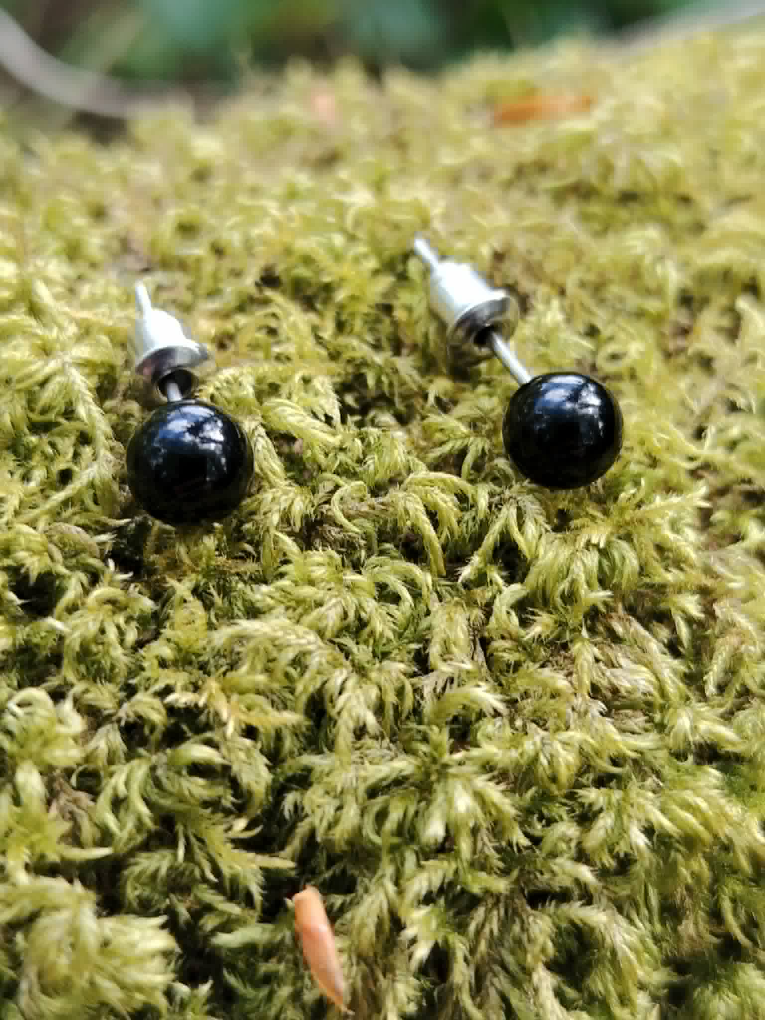 Boucles d’oreilles puces Obsidienne noire 6 mm sur mousse en Bretagne, inox 304 brillant pour ancrage et protection symbolique.