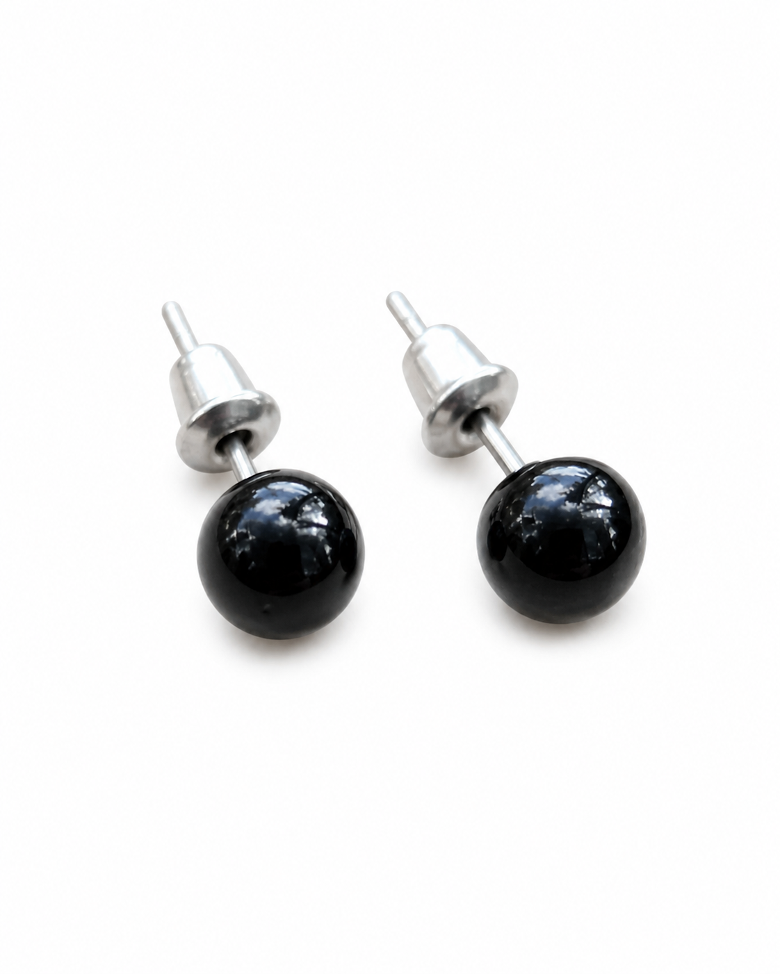 Boucles d’oreilles puces Obsidienne noire 6 mm détourées sur fond blanc, perles polies et monture inox 304 au style sobre.
