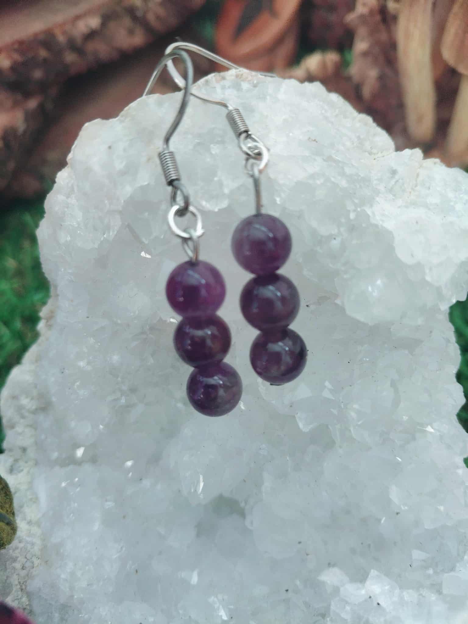 Boucles d’oreilles Améthyste création Magic Gaïa en acier inoxydable, trois perles violettes pour clarté et douceur intérieure.