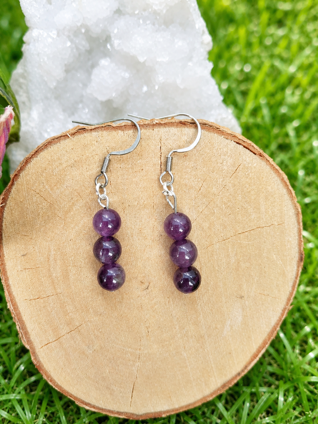 Boucles d’oreilles Améthyste création Magic Gaïa sur tranche de bois, quartz blanc et herbe verte, intuition et sérénité.