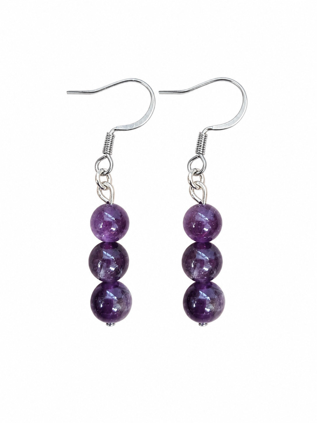 Paire de boucles pendantes Améthyste Magic Gaïa sur fond blanc, perles mauves alignées et crochets inox, pour calme et clarté intérieure.