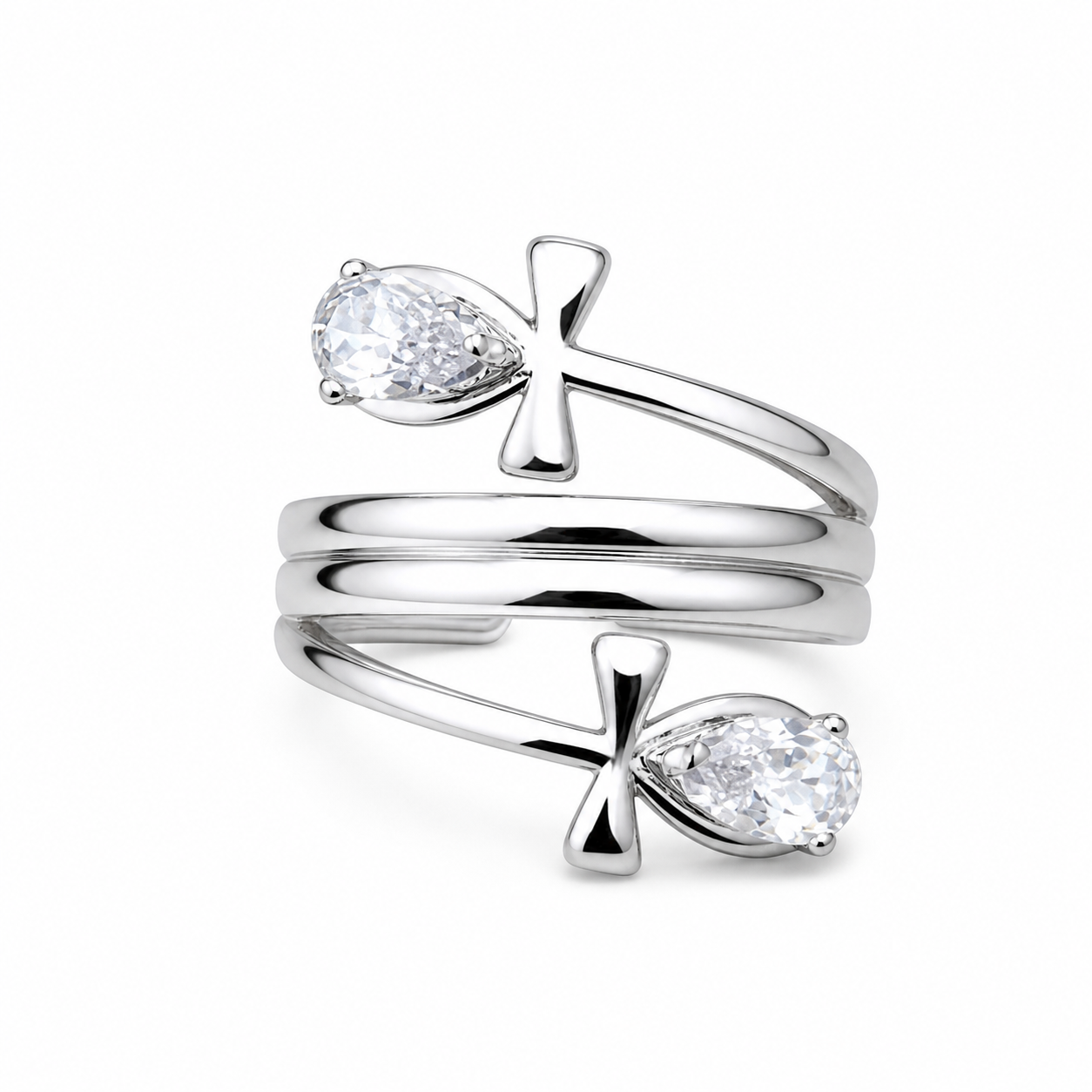 Bague croix de vie stylisée en acier inoxydable argenté sur fond blanc, strass transparents au style mystique et élégant.