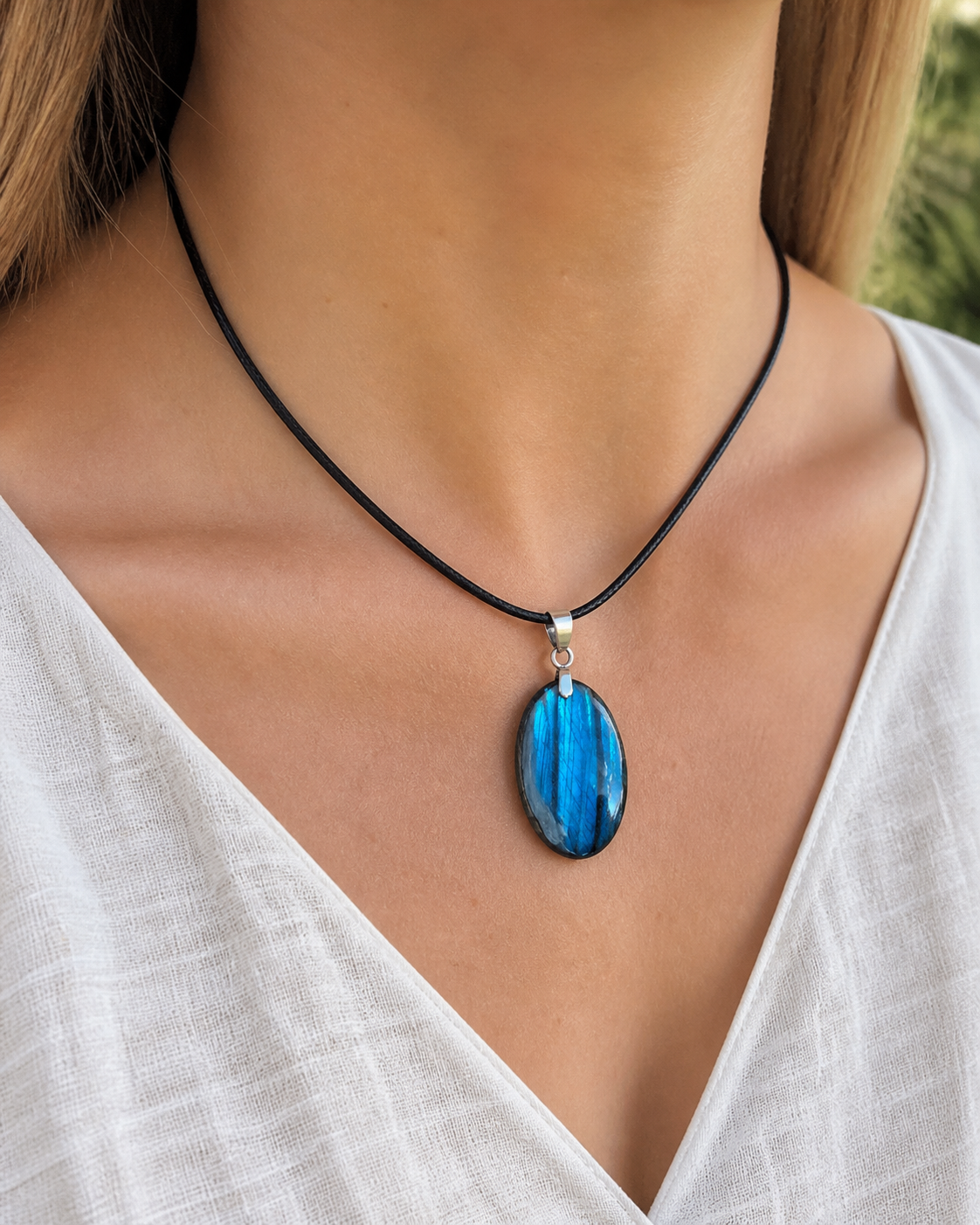 Pendentif Labradorite bleue porté sur cordon noir, bijou ovale lumineux pour équilibre intérieur et discernement.