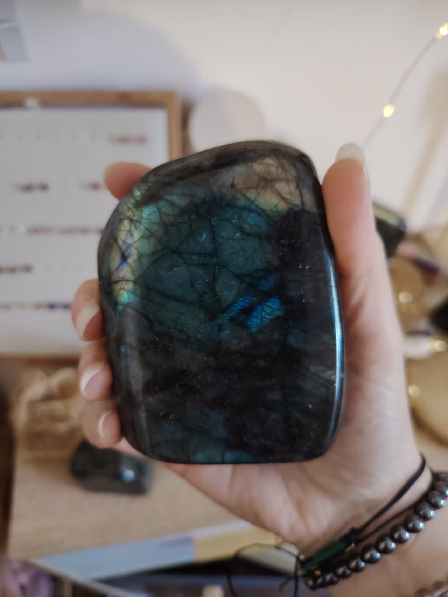 Forme libre Labradorite tenue en main, pièce massive aux reflets bleutés pour présence et équilibre intérieur.