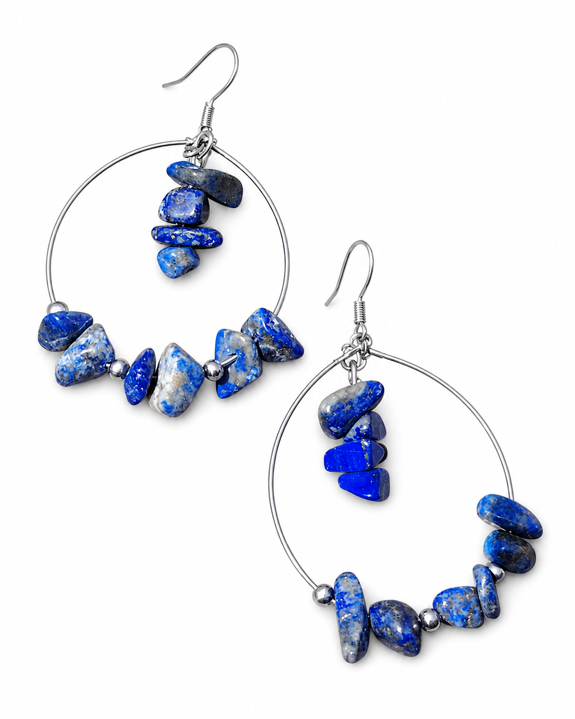 Boucles d’oreilles Lapis-Lazuli création Magic Gaïa sur fond blanc, chips bleus pour expression, confiance et intuition.