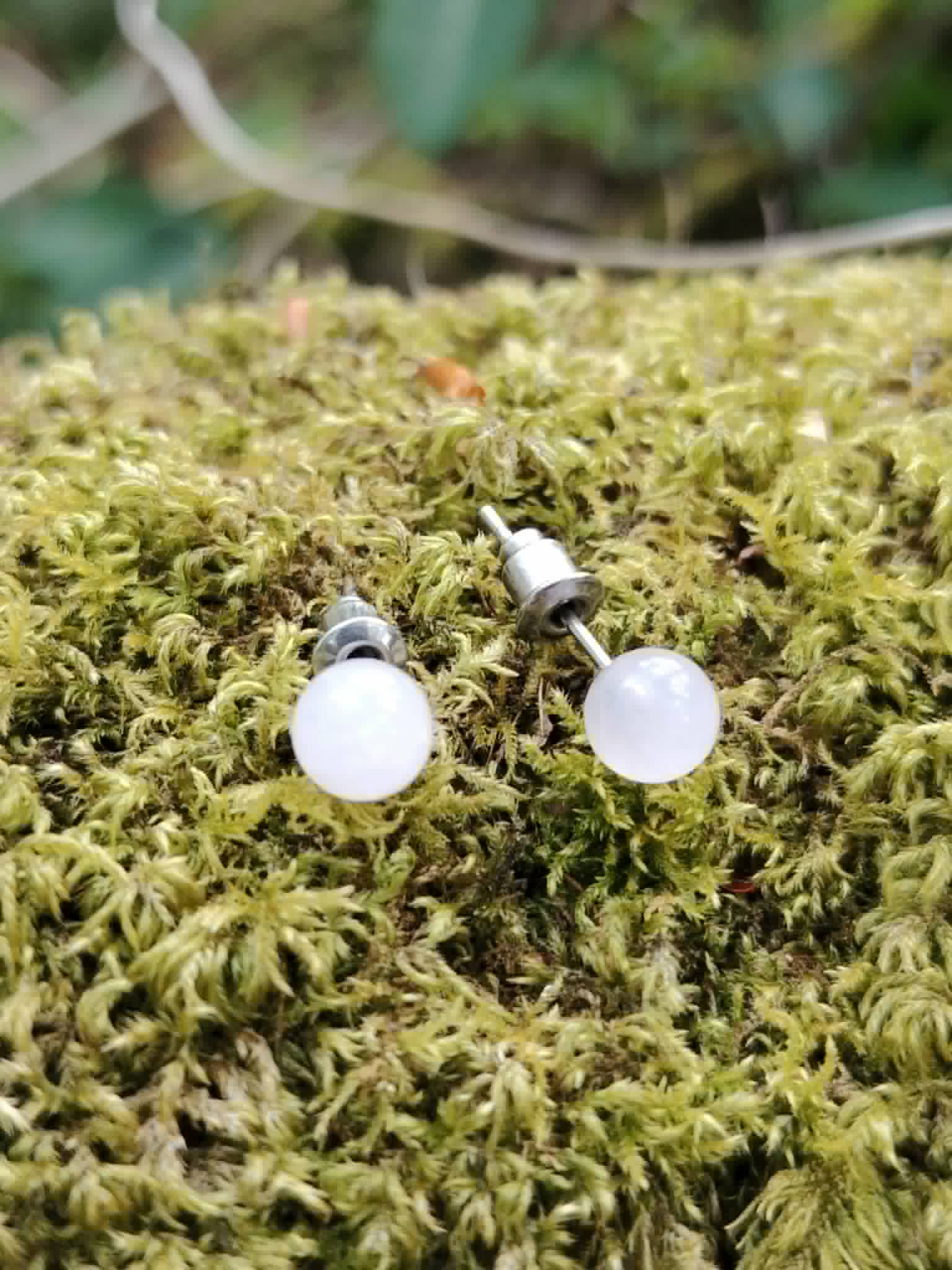 Boucles d’oreilles puces Quartz Rose inox 304 en décor naturel, perles rose pâle associées au réconfort et à l’équilibre émotionnel.
