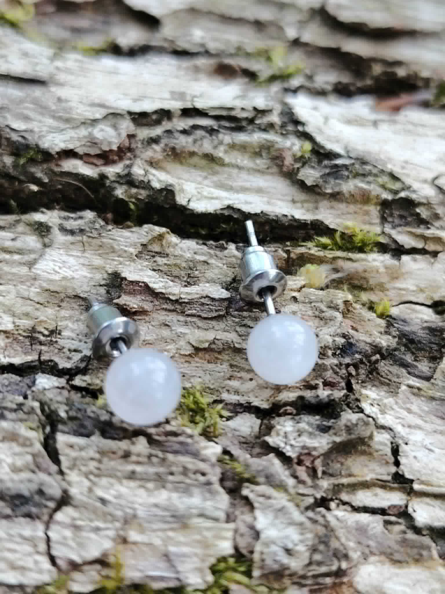 Boucles puces Quartz Rose inox 304 photographiées en décor naturel, petites perles roses pour calme et douceur du cœur.