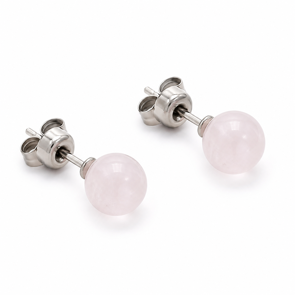 Boucles d’oreilles puces Quartz Rose inox 304 sur fond blanc, perles rose tendre pour douceur, amour de soi et harmonie.