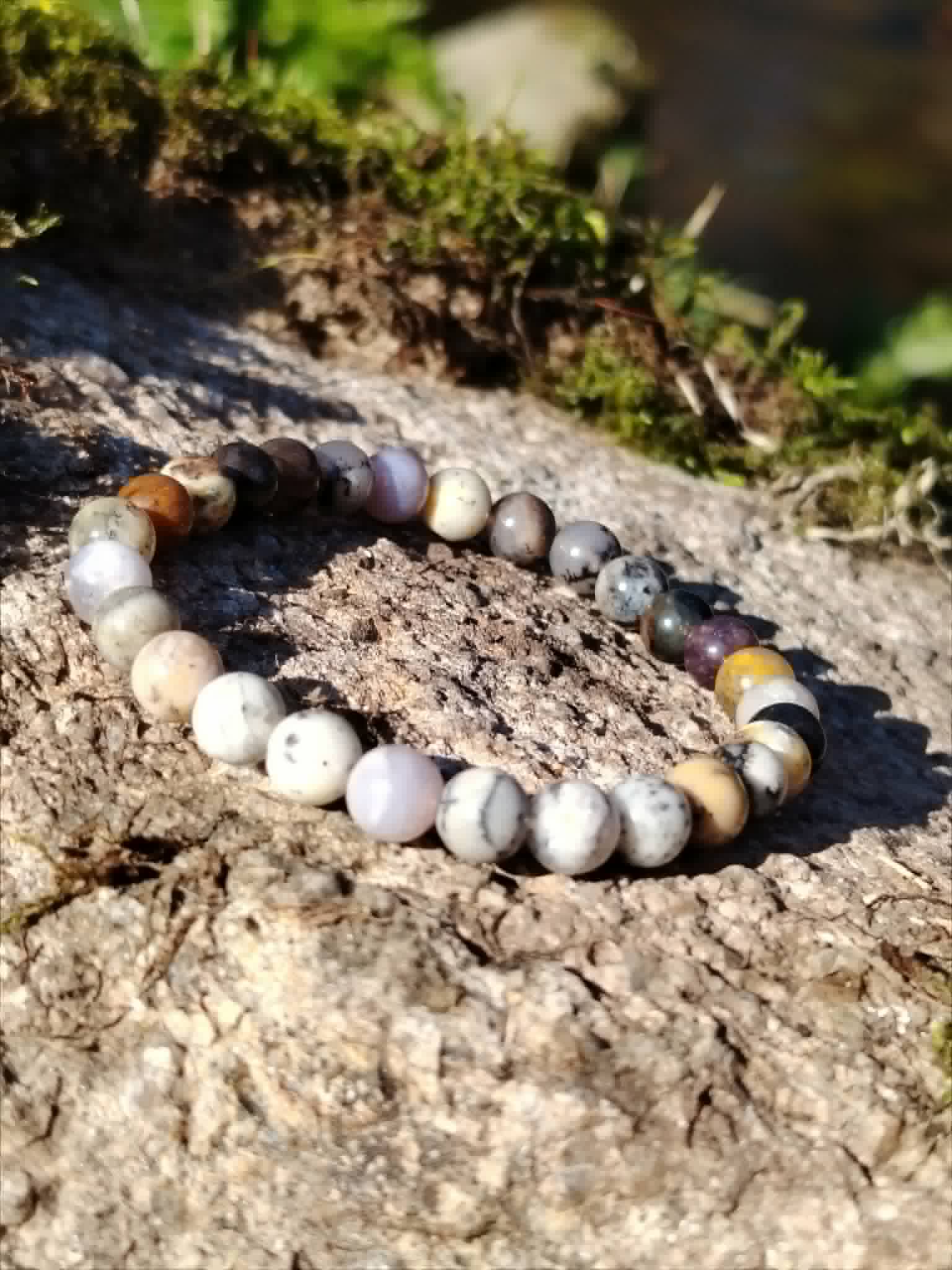 Bracelet 6 mm Merlinite en opale dendritique, perles polies aux nuances crème, taupe, grises et noires pour harmonie, ancrage tellurique et exploration spirituelle.