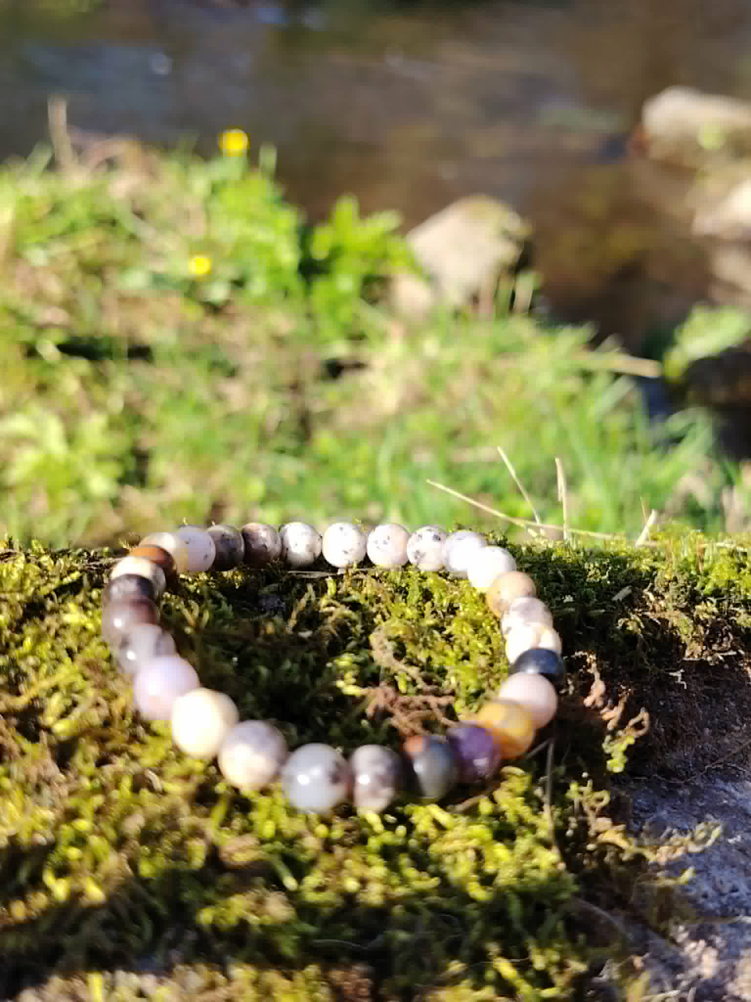 Bracelet en opale dendritique 6 mm sur fil élastique, pierre naturelle aux tons clairs et sombres pour stabilité, recentrage et connexion intuitive.