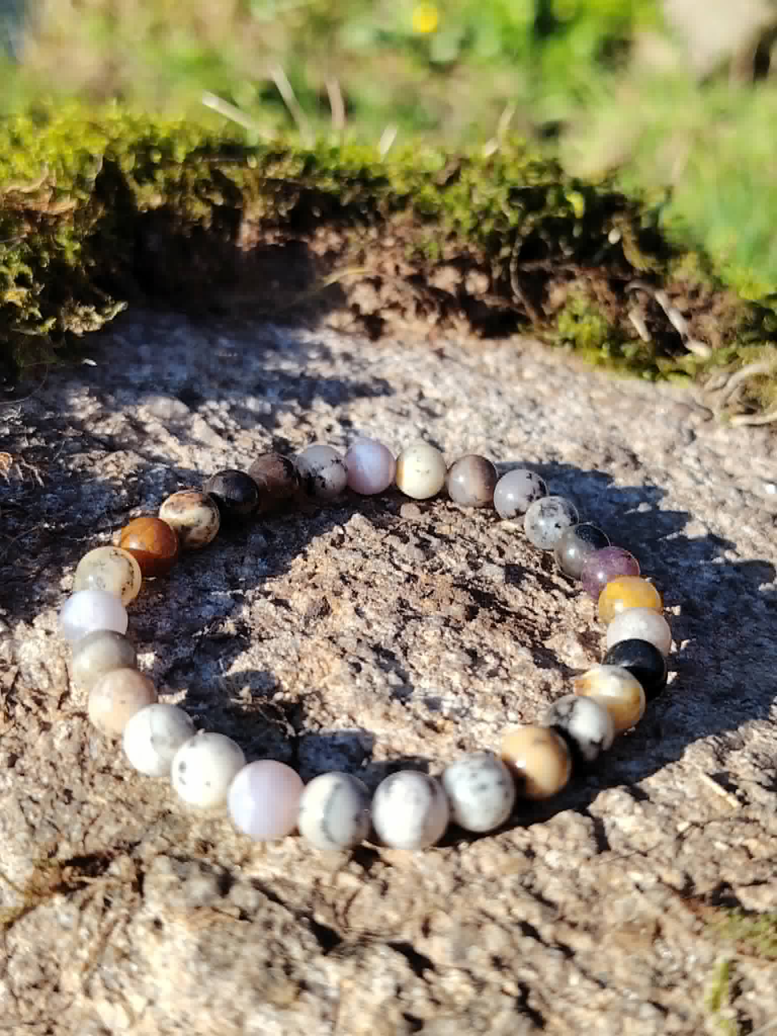Bracelet Opale dendritique 6 mm Merlinite en perles naturelles sur élastique, nuances crème, grises, brunes et noires aux motifs minéraux uniques.