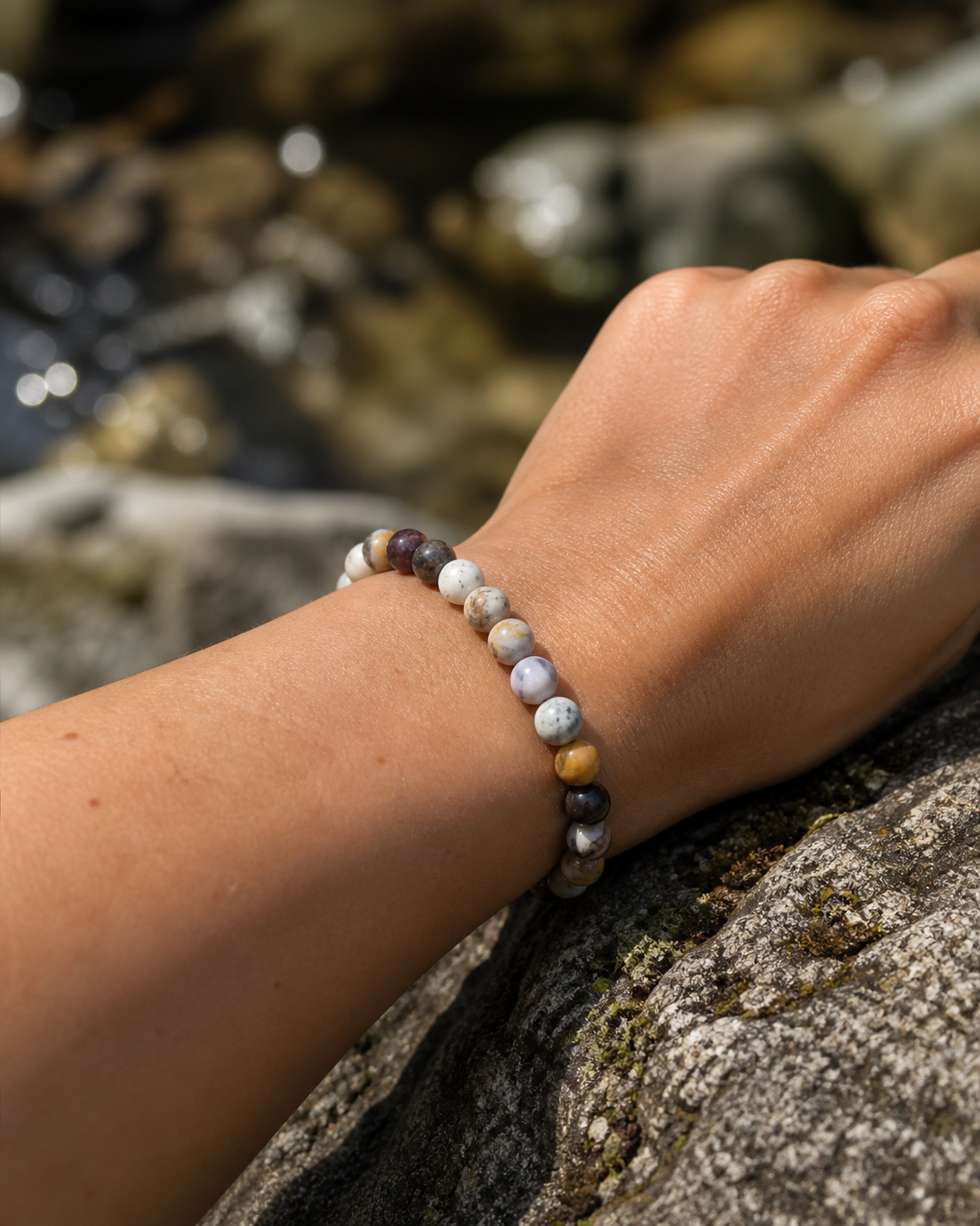 Bracelet Opale dendritique naturelle 6 mm, aussi appelée Merlinite, bijou aux marbrures organiques évoquant la nature, la méditation et la protection intérieure.