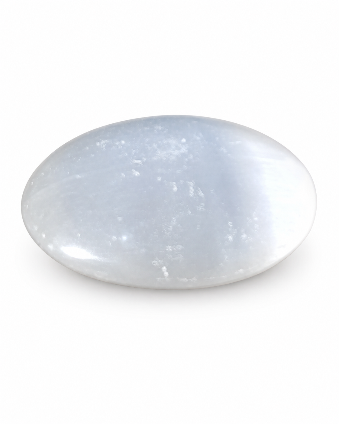 Galet de Sélénite ovale détouré sur fond blanc, surface nacrée et reflets laiteux pour un espace calme et harmonieux.