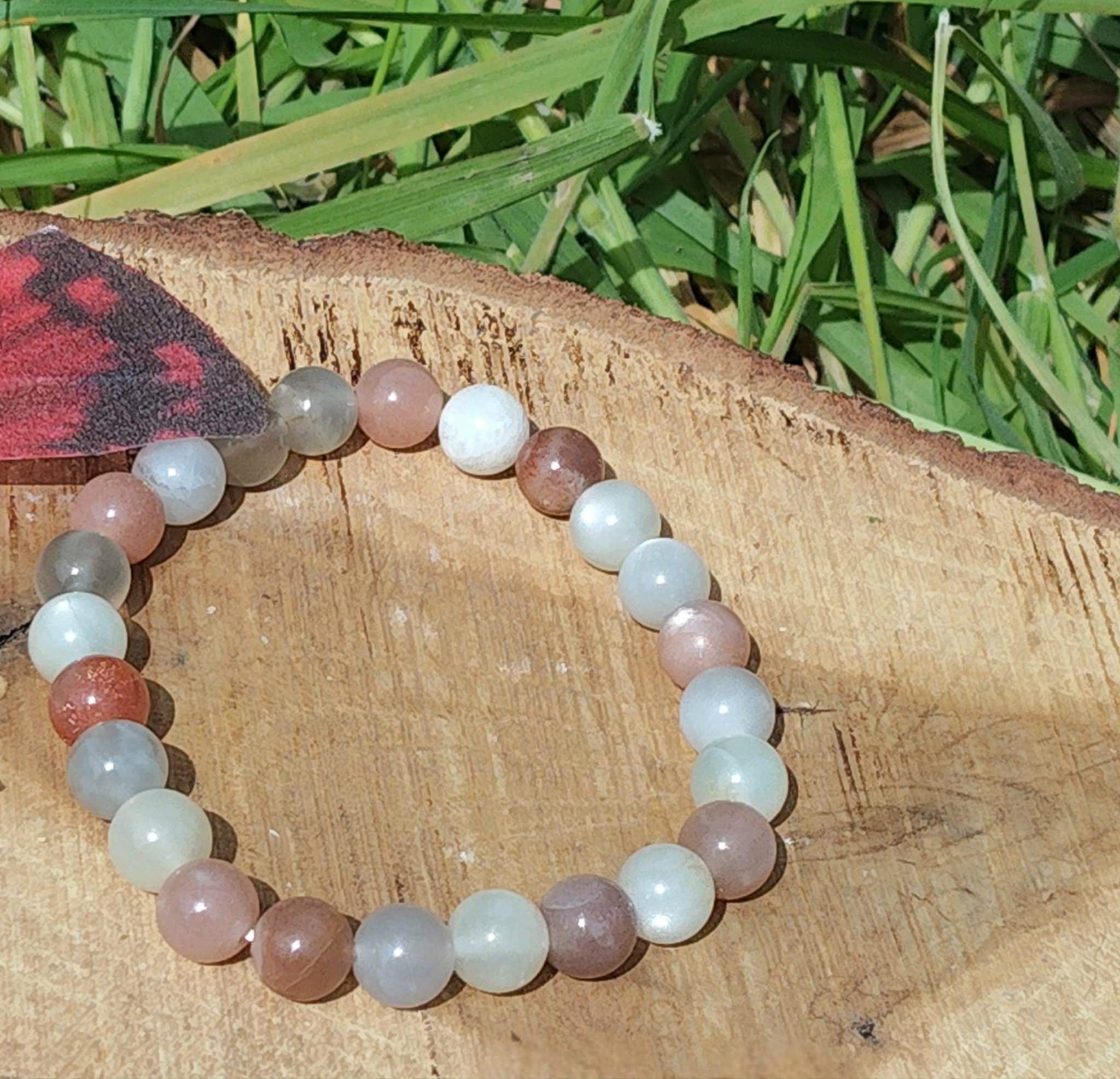 Bracelet Pierre de Lune beige multicolore en décor végétal, perles polies aux reflets clairs pour sensibilité, réconfort et harmonie personnelle.