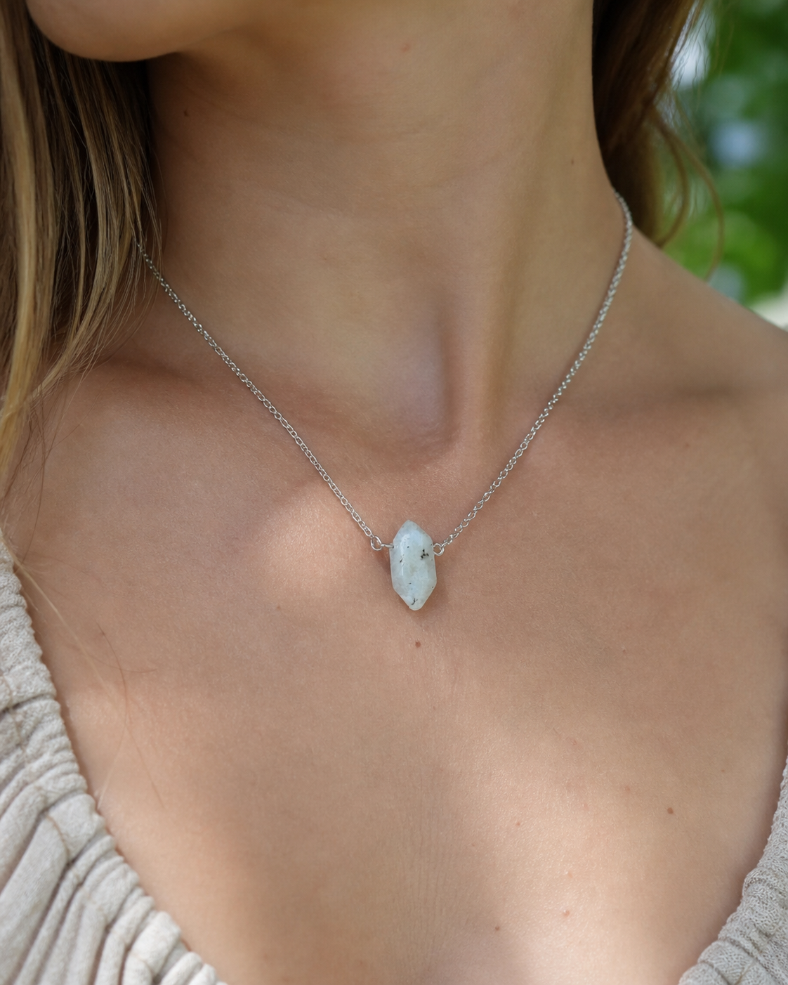 Pendentif pointe Labradorite porté au cou, bijou en acier inoxydable avec pierre naturelle pâle associée à l’intuition et à la protection.