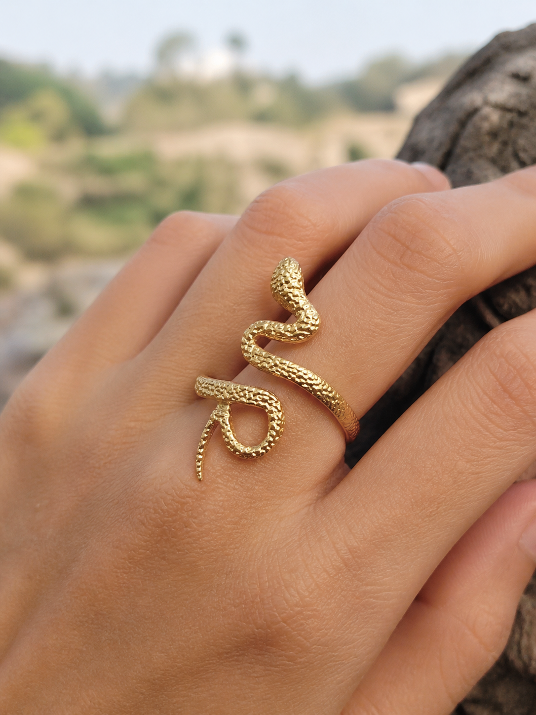 Bague serpent dorée portée au doigt en extérieur, anneau ajustable en acier inoxydable pour intuition et changement intérieur.